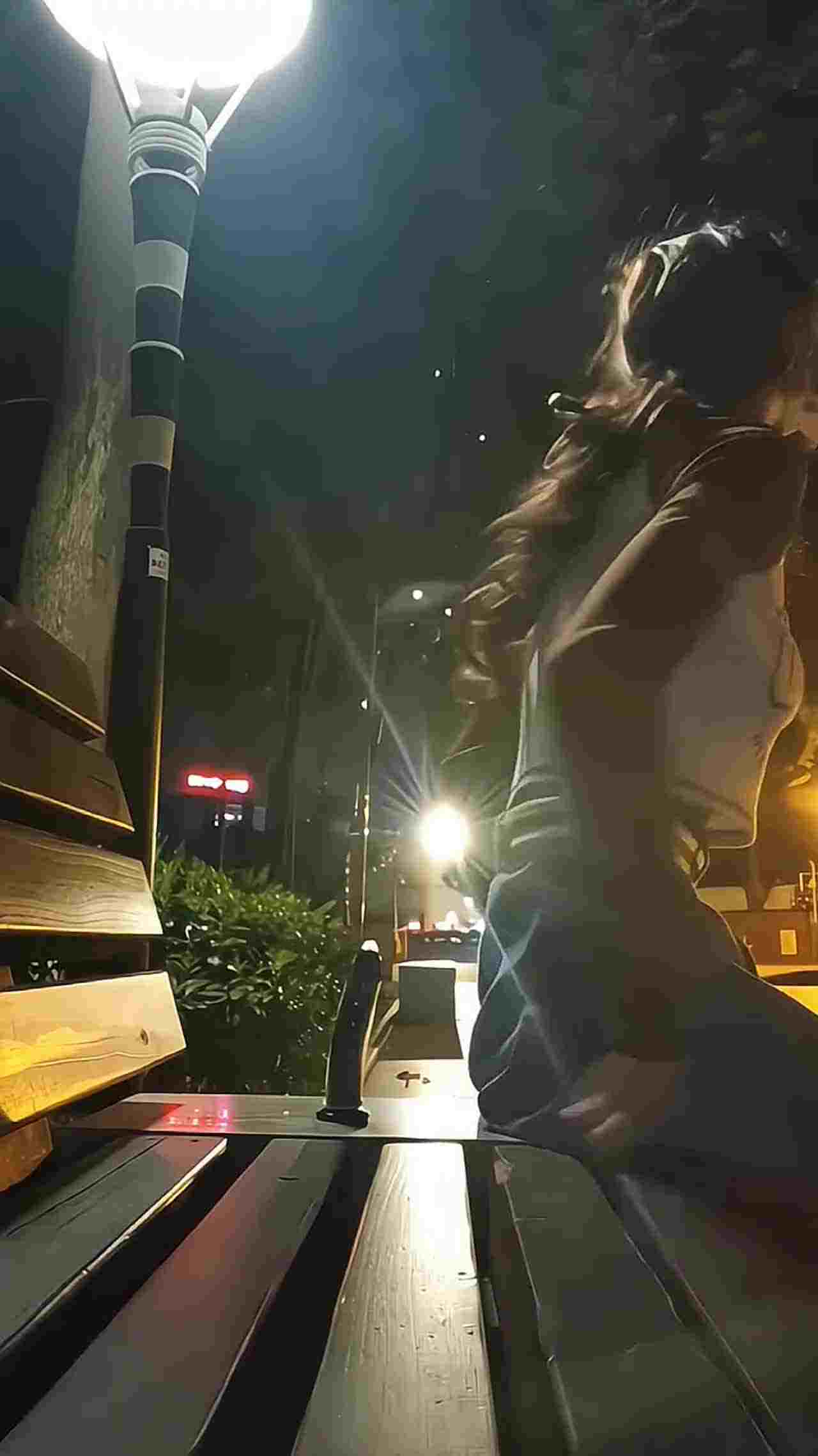  欲求不满的少女 在公园偷偷玩玩具塞在小穴 的剧照3