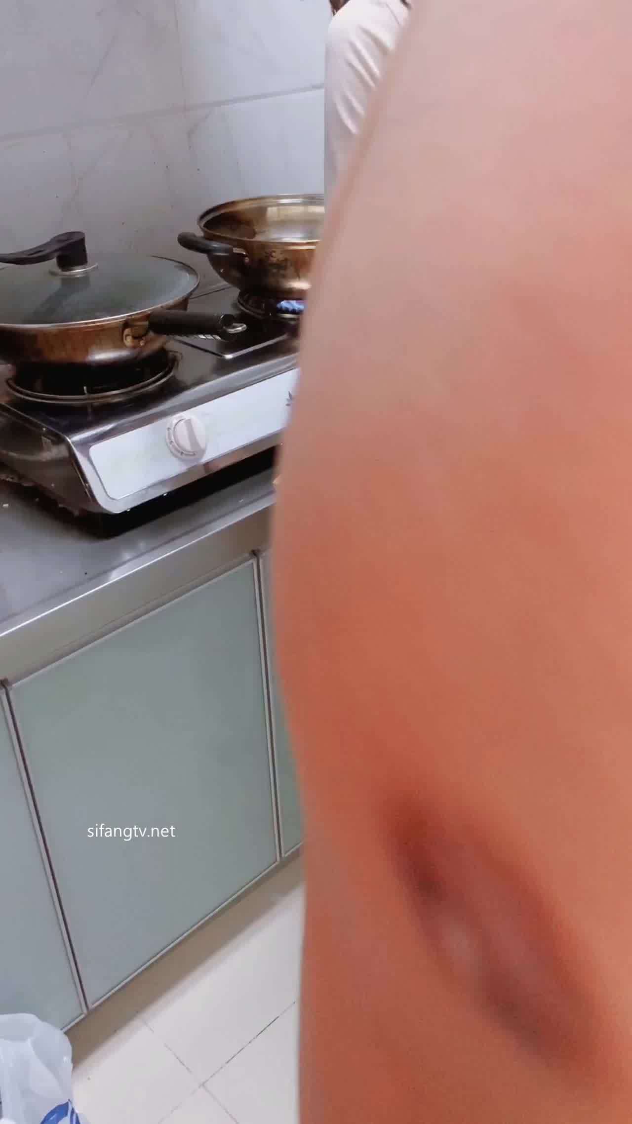  好吃不如饺子 好玩不如嫂子后入美人妻 的剧照9