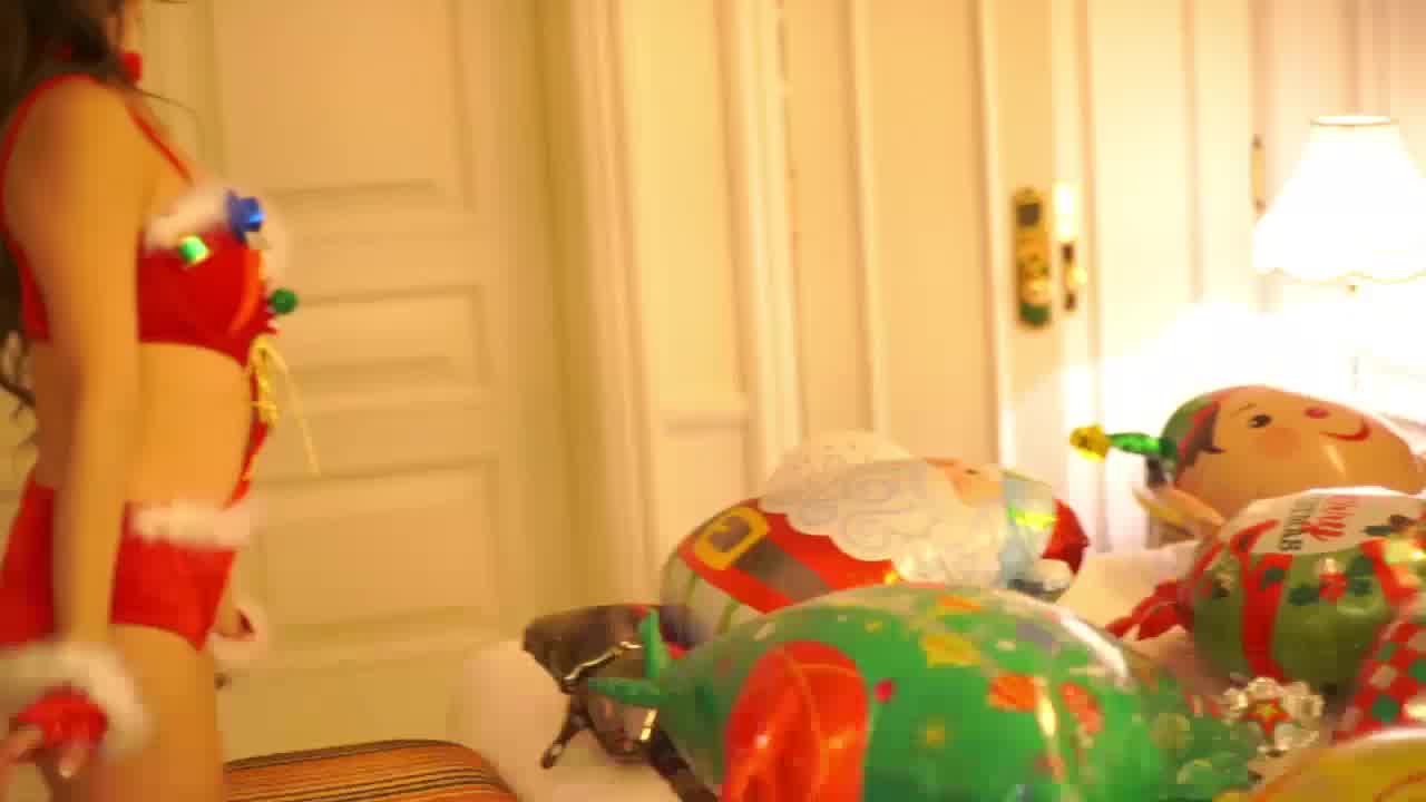  『果哥』出品 今年圣诞礼物一开居然是为极品嫩模 的剧照9