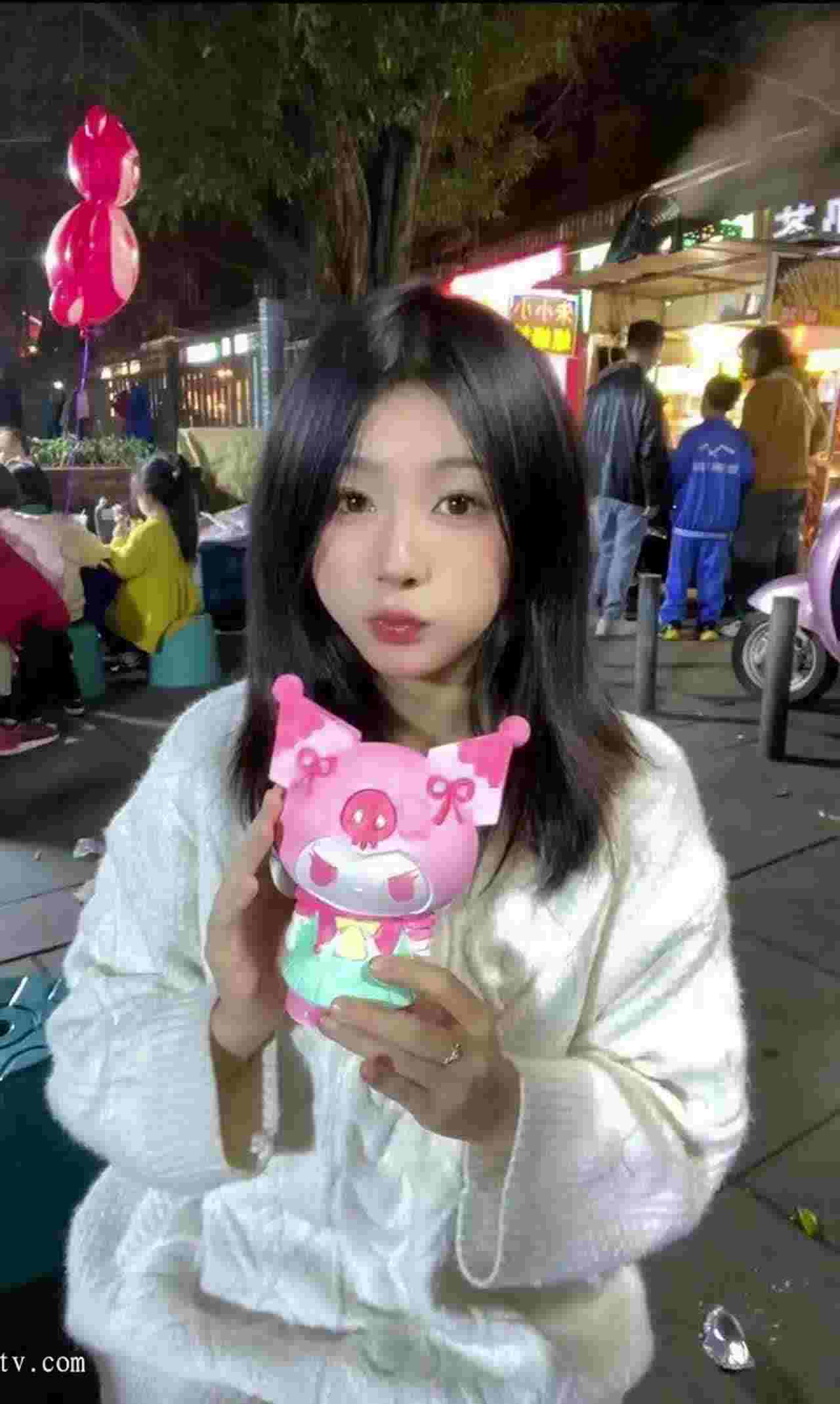  早上出游晚上做爱正妹校花不小心被我顶太深了 的剧照10