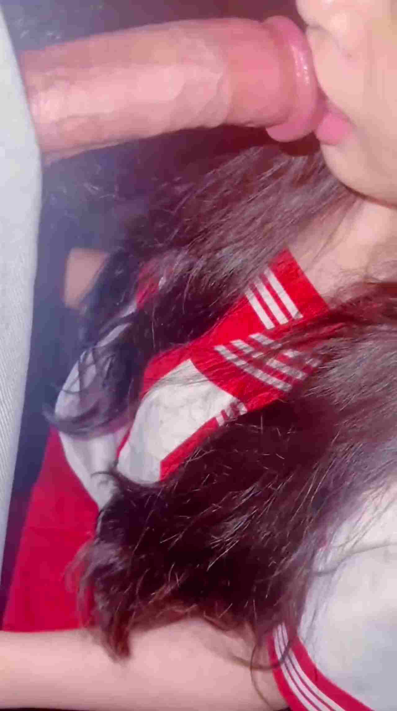  【这么大叫声顶楼听不见吗？】半夜去女友家天台野战，钱也省了逼也操了，还去女友门口接她上天台，胆子真大 的剧照2