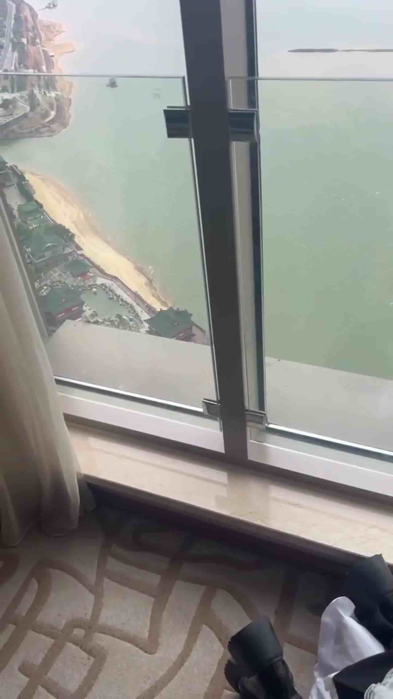  多人小女仆袜蒙眼睛服务他 的剧照4