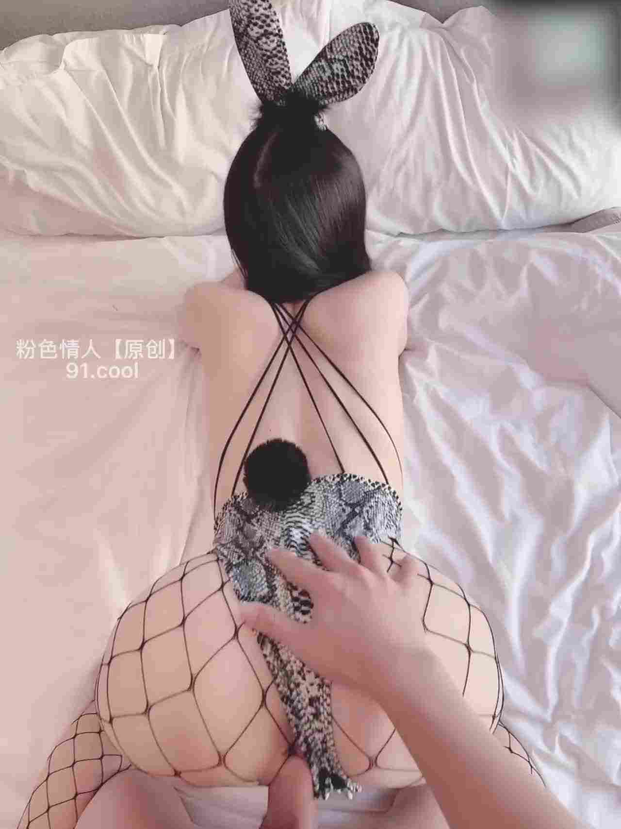  粉色情人 情趣兔女郎娴熟吃鸡 这么美的白虎穴当然要慢玩呀 的剧照1