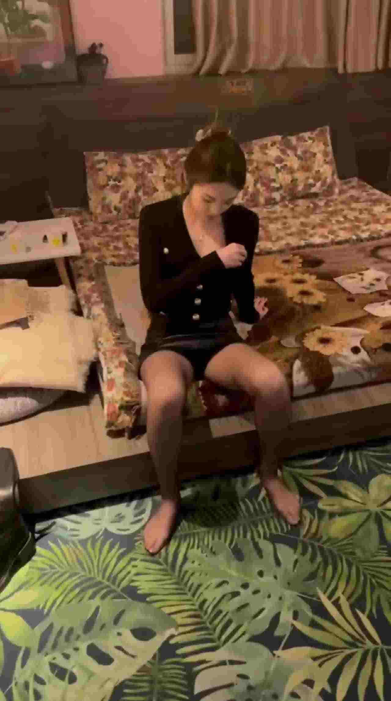  女神黑丝自拍不穿奶罩 的剧照7