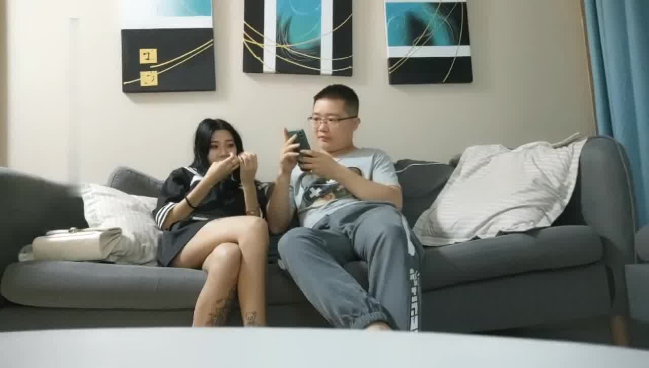  嗲嗲的绵羊音刚满十八岁光看颜值就是妥妥的极品太嫩了人好看声音甜美逼又紧 的剧照4