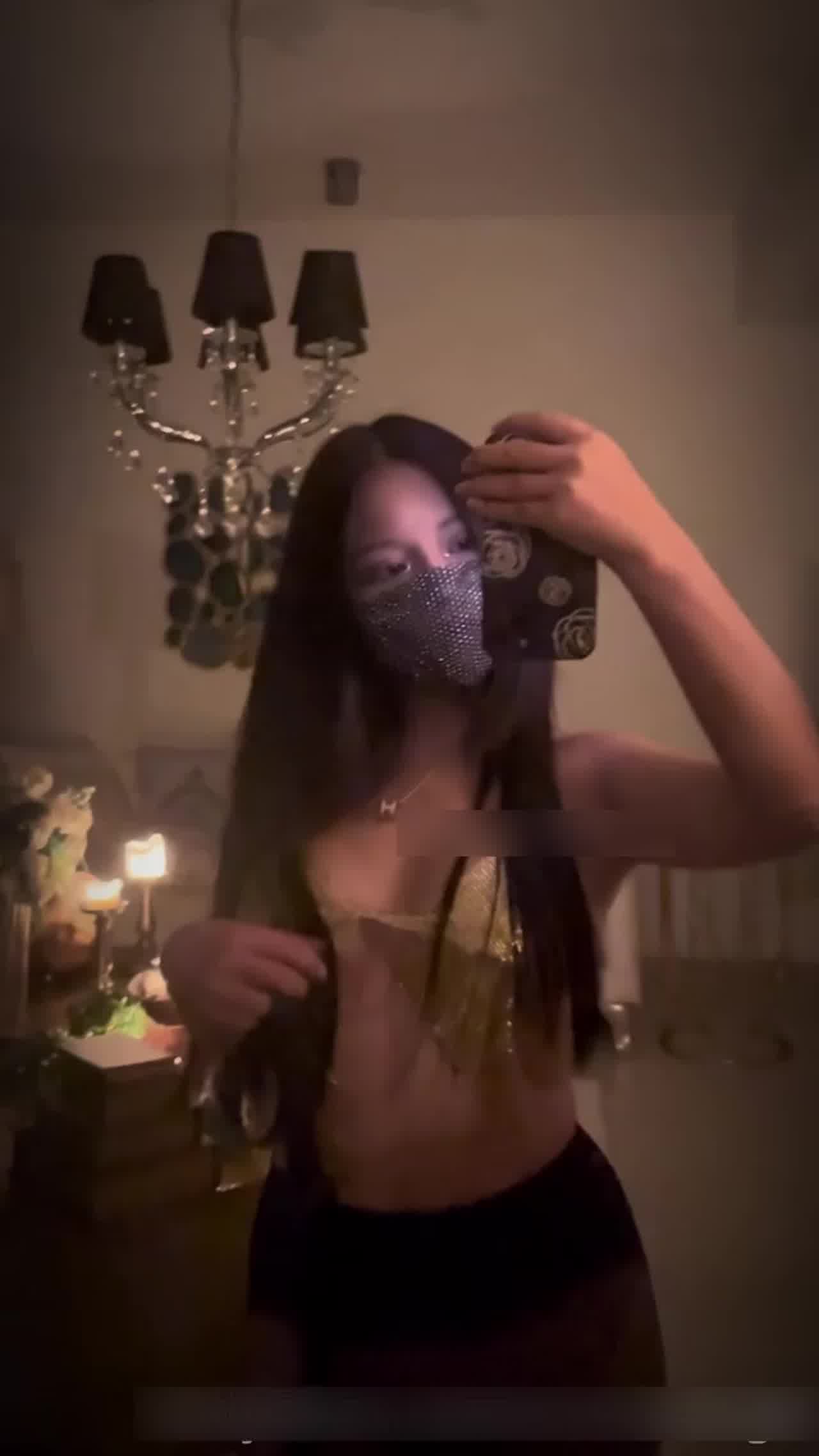  长腿女王漏乳 的剧照4