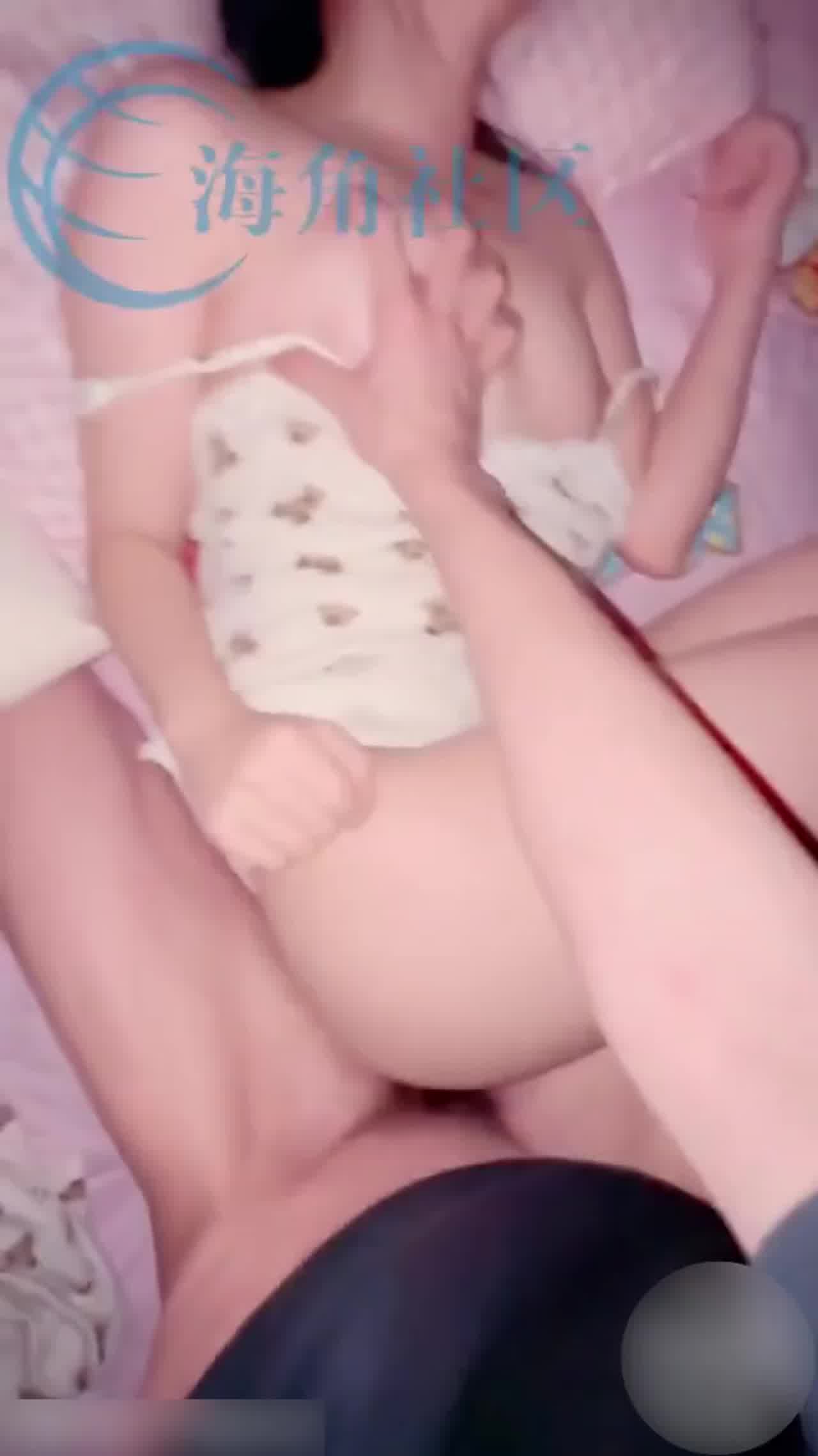  【真实兄妹乱伦】真的是萝莉小表妹，敢在满是摄像头的私人电影院做爱，无套内射，搞完回家居然又操了一次！ 的剧照3