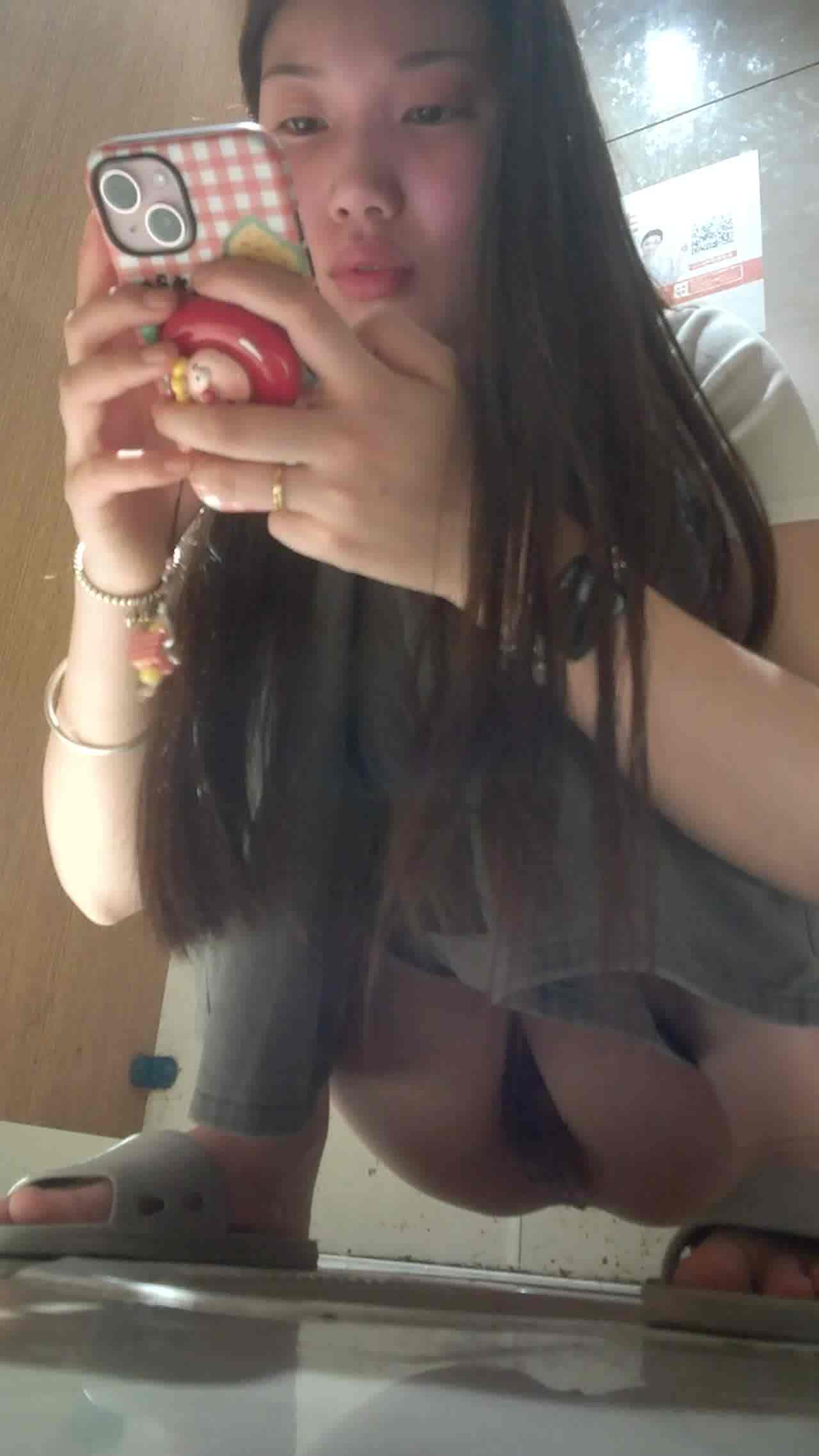  厕所偷拍小姐姐还在划手机 的剧照6