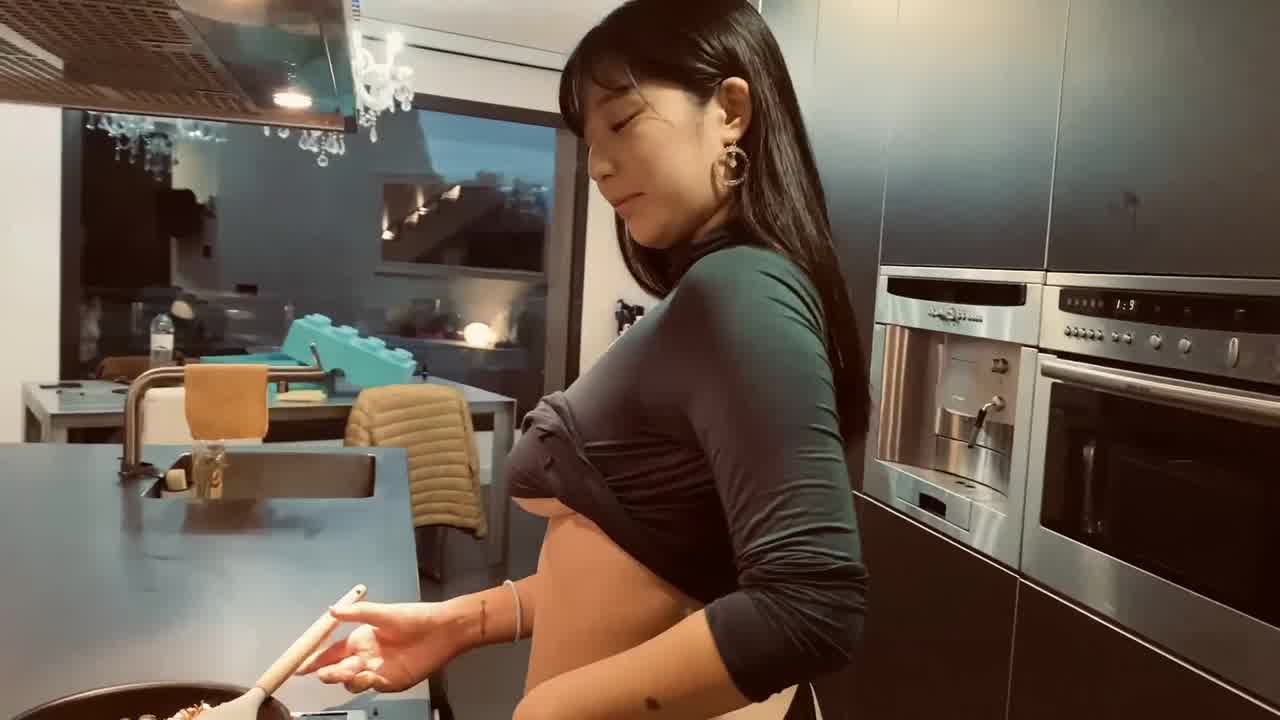  【小编推荐】韩国欧妮在你家下厨 的剧照2