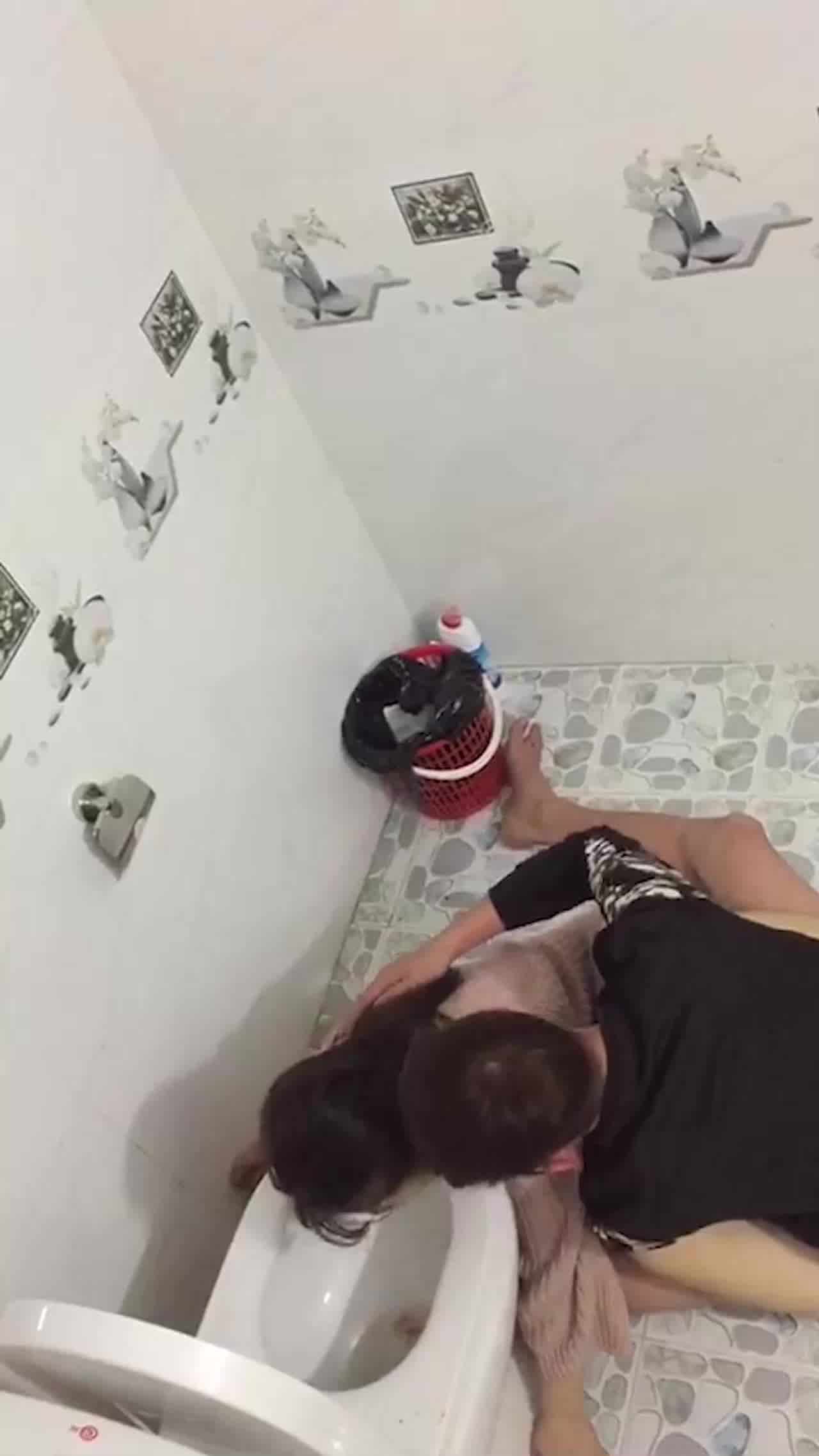  喝醉的美女趴在马桶上吐，来个捡尸的屌丝男把她内裤脱了想上她 的剧照3