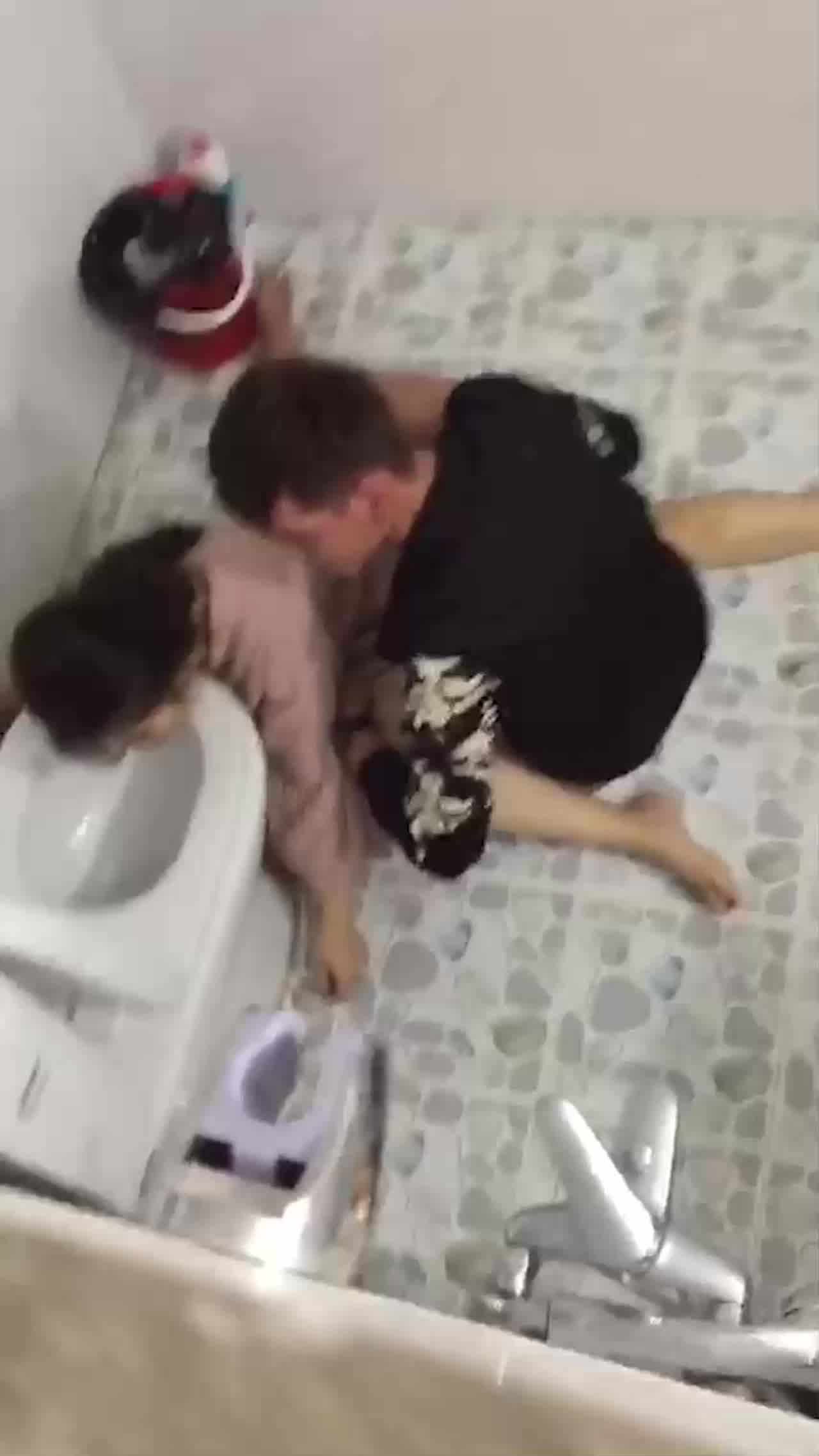  喝醉的美女趴在马桶上吐，来个捡尸的屌丝男把她内裤脱了想上她 的剧照6