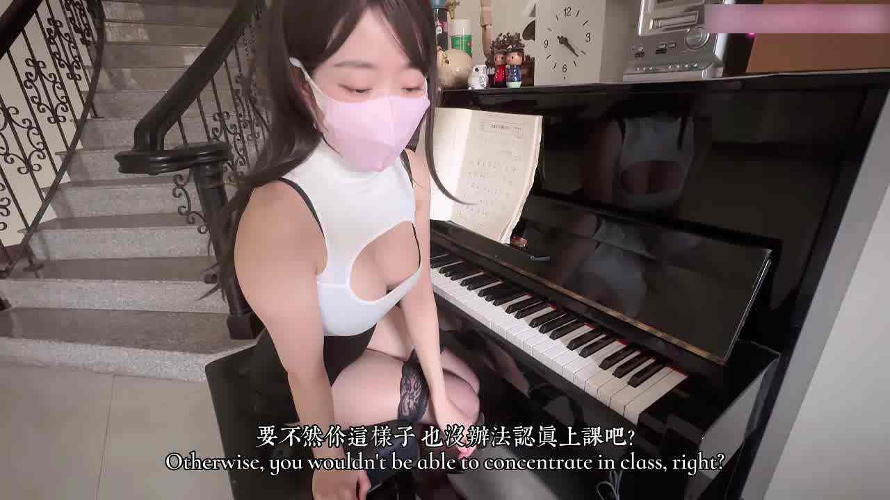  钢琴巨乳老师，学生上课居然只穿个内裤，还勃起好多，只能边帮他释放边让他学习了 的剧照5