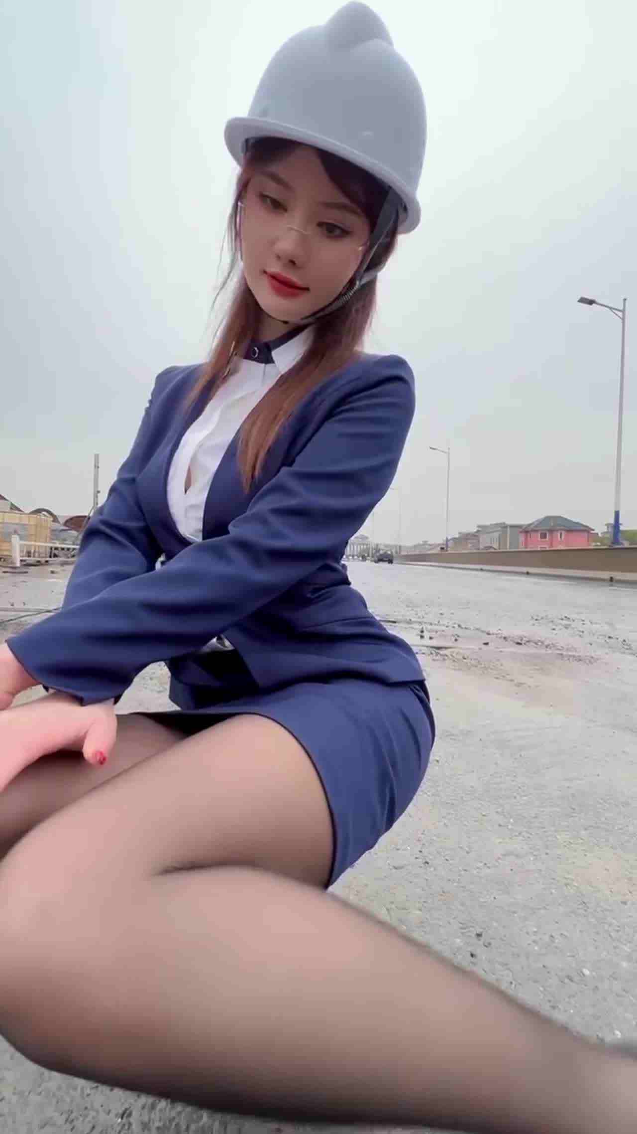  阿珠 公务员小姐户外视察工地骚样露出 的剧照4