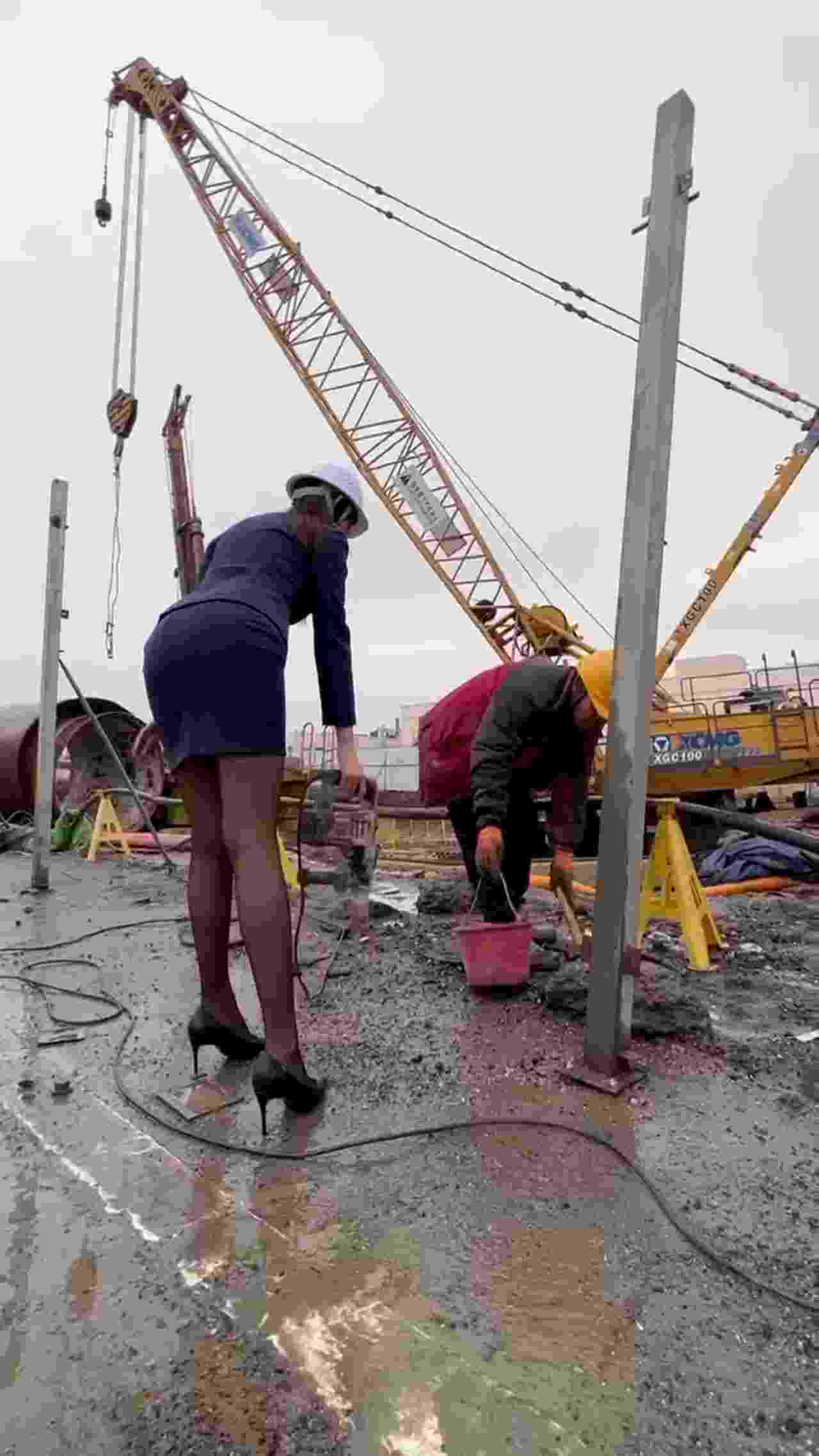  阿珠 公务员小姐户外视察工地骚样露出 的剧照5