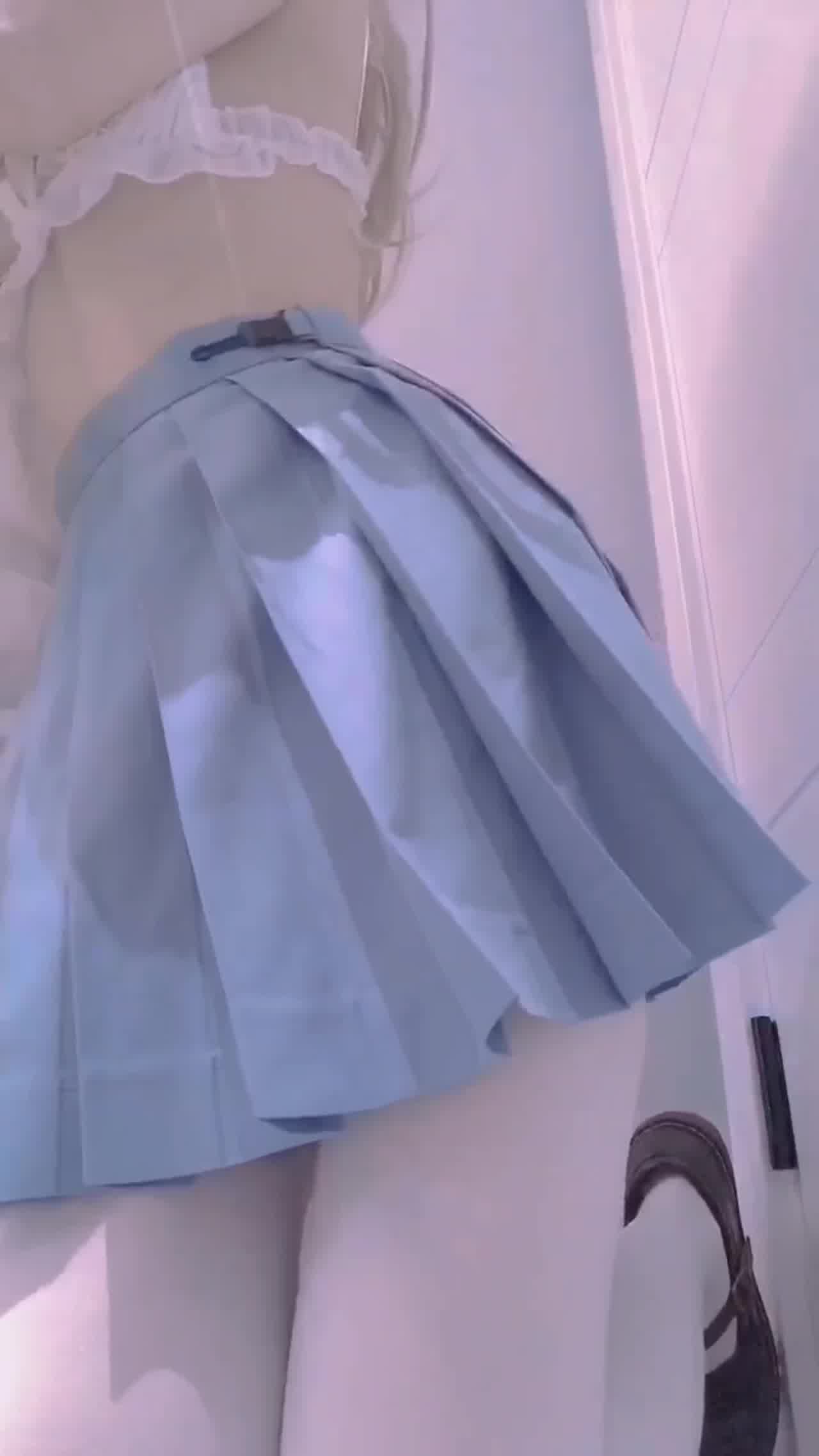  JK小短裙在家抠逼揉奶给哥哥们看 的剧照5