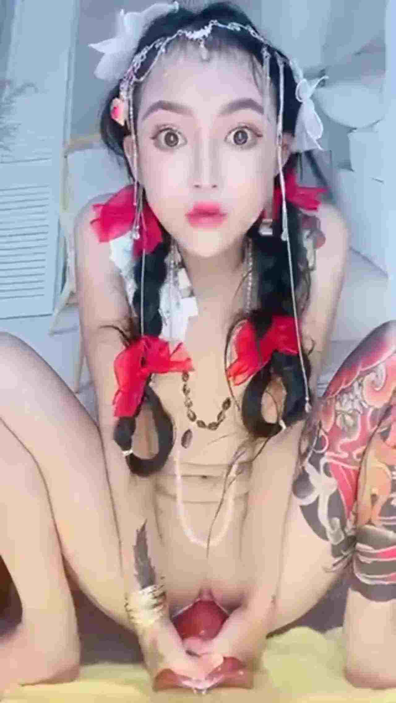  【调教重门】体验比驴屌还大的鸡巴插入骚穴 的剧照9