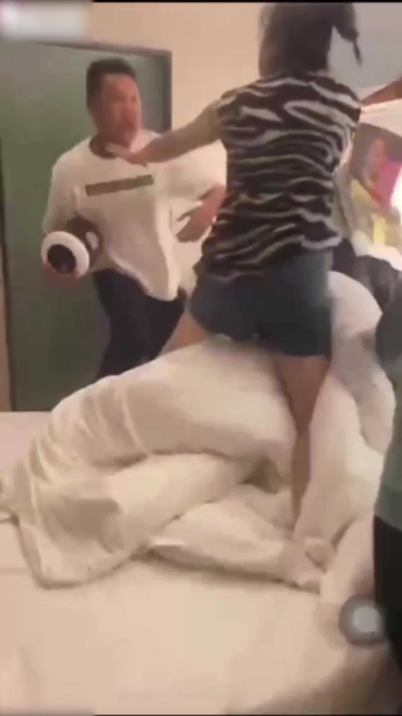  精彩绝伦！抓奸在床 的剧照2