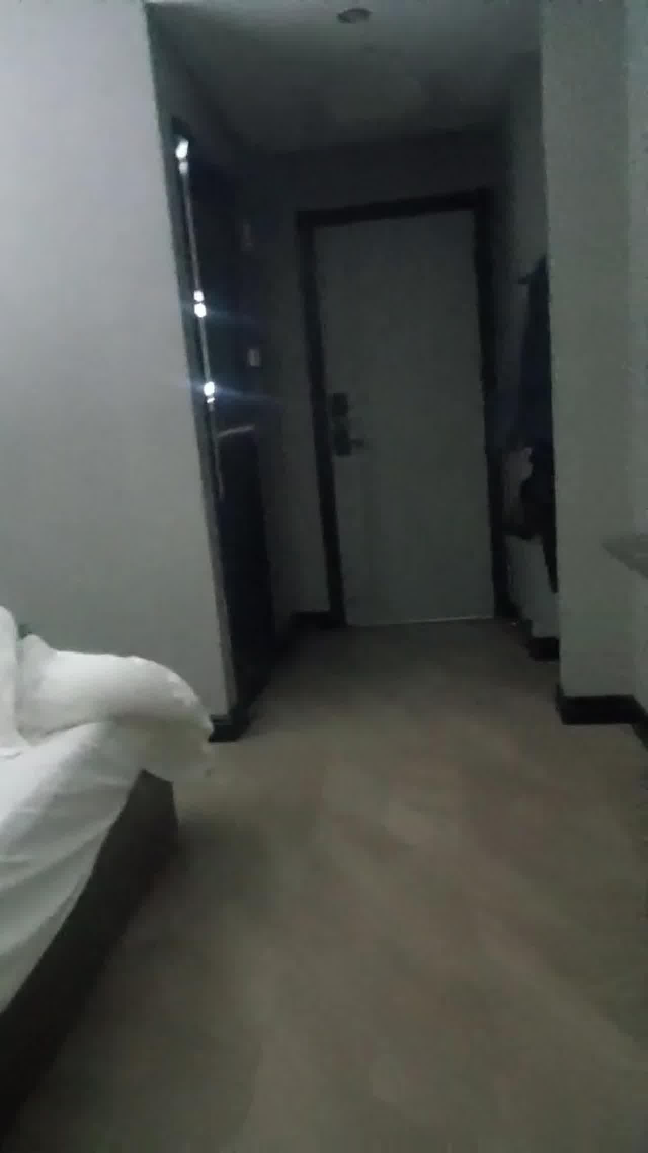  被贞操带给套了该怎破？只得疼着看兄弟操逼 的剧照4