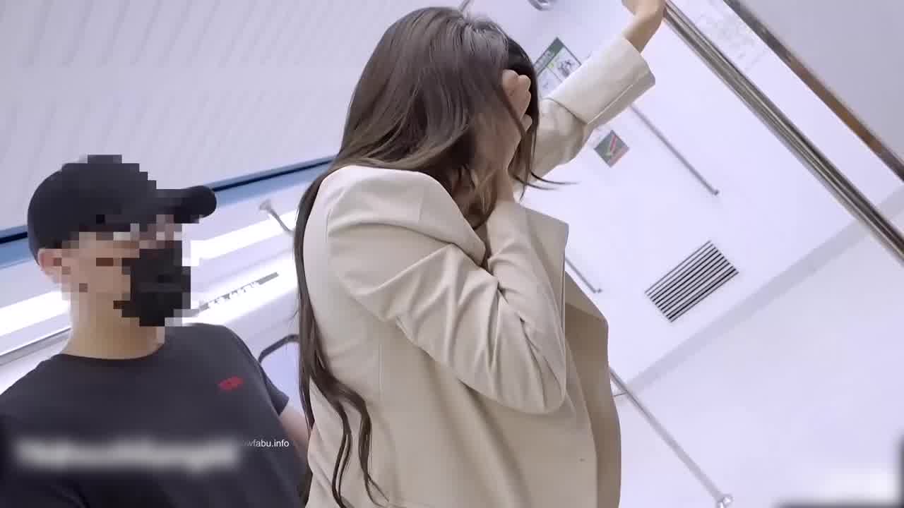  【小编推荐】巨乳妙龄女神【乐乐】下班回家途中被电车痴汉尾随趁她熟睡进屋强行交合嘴说不要却迎合着高潮 的剧照10