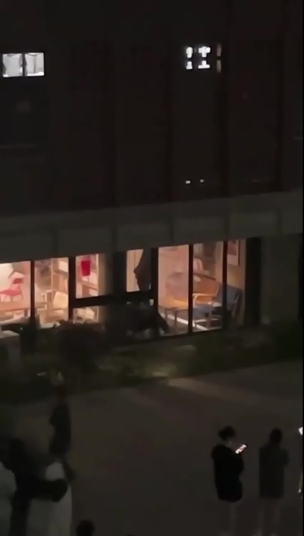  福建平潭一学校小情侣隔着单向玻璃做爱引围观 的剧照3