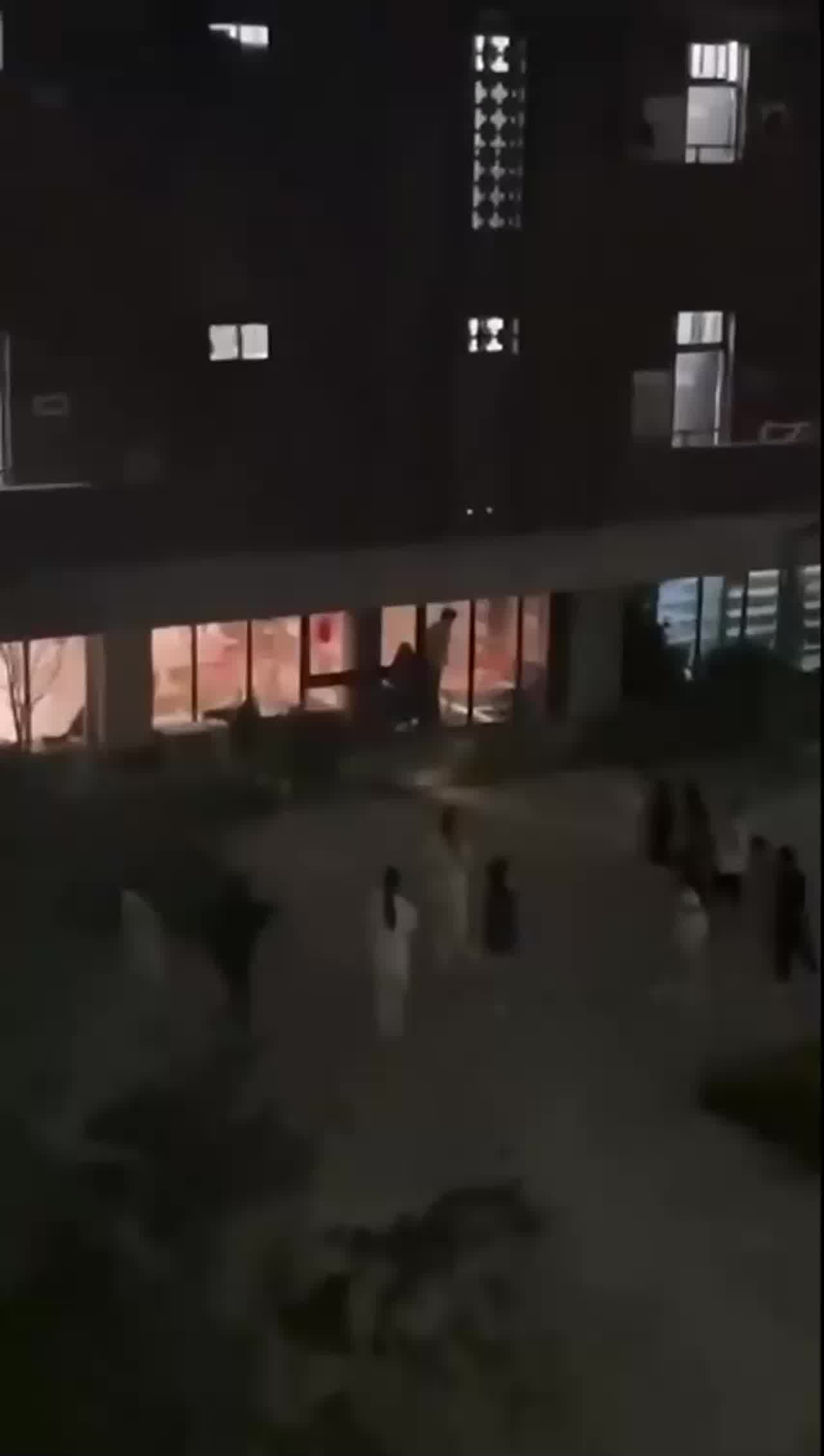  福建平潭一学校小情侣隔着单向玻璃做爱引围观 的剧照10