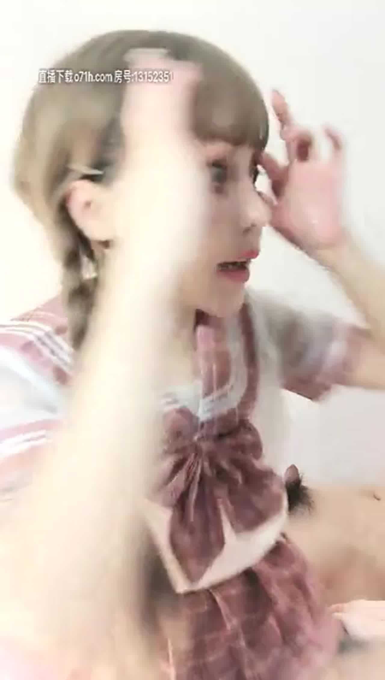  甜美娃娃脸妹子穿学生服卖萌，和炮友激情啪啪 的剧照1