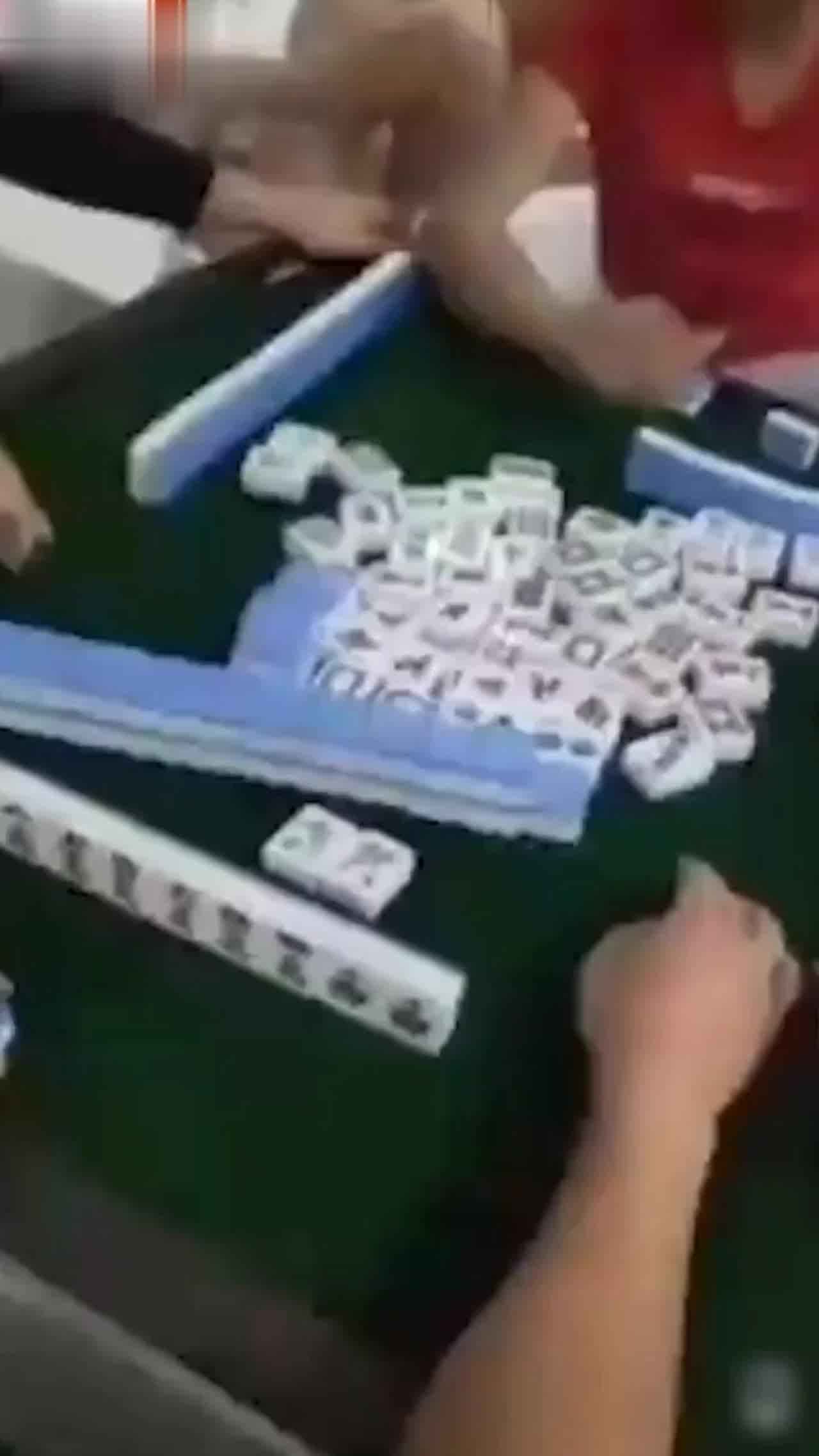  小浪蹄子麻将输了，没钱，肉偿交换 的剧照4