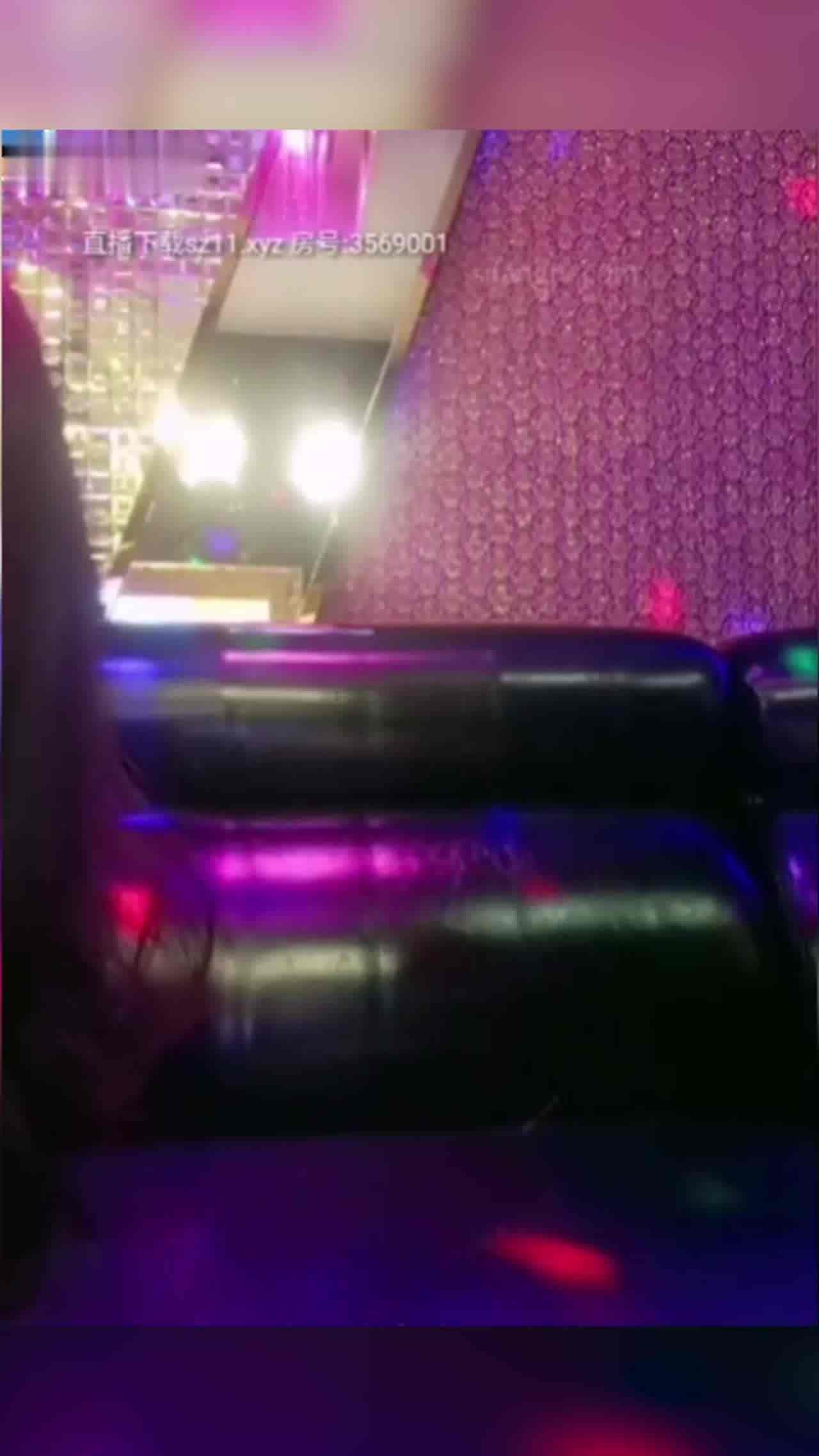  KTV骚女护理妹勾引服务生操骚穴 的剧照1