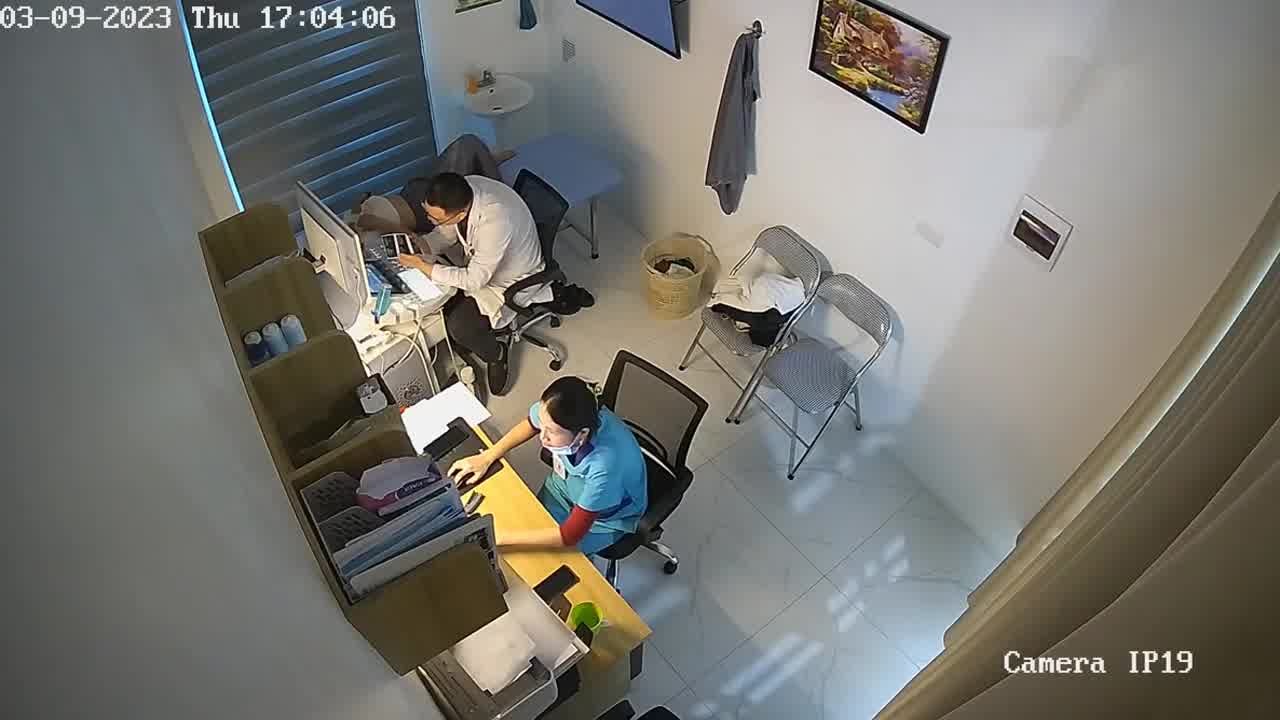  【医院3月监控】重金破解高清！猥琐男医生给漂亮女病人仔细检查身体完整版！ 的剧照4