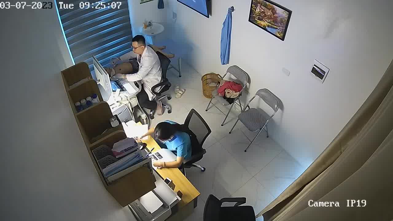  【医院3月监控】重金破解高清！猥琐男医生给漂亮女病人仔细检查身体完整版！ 的剧照6