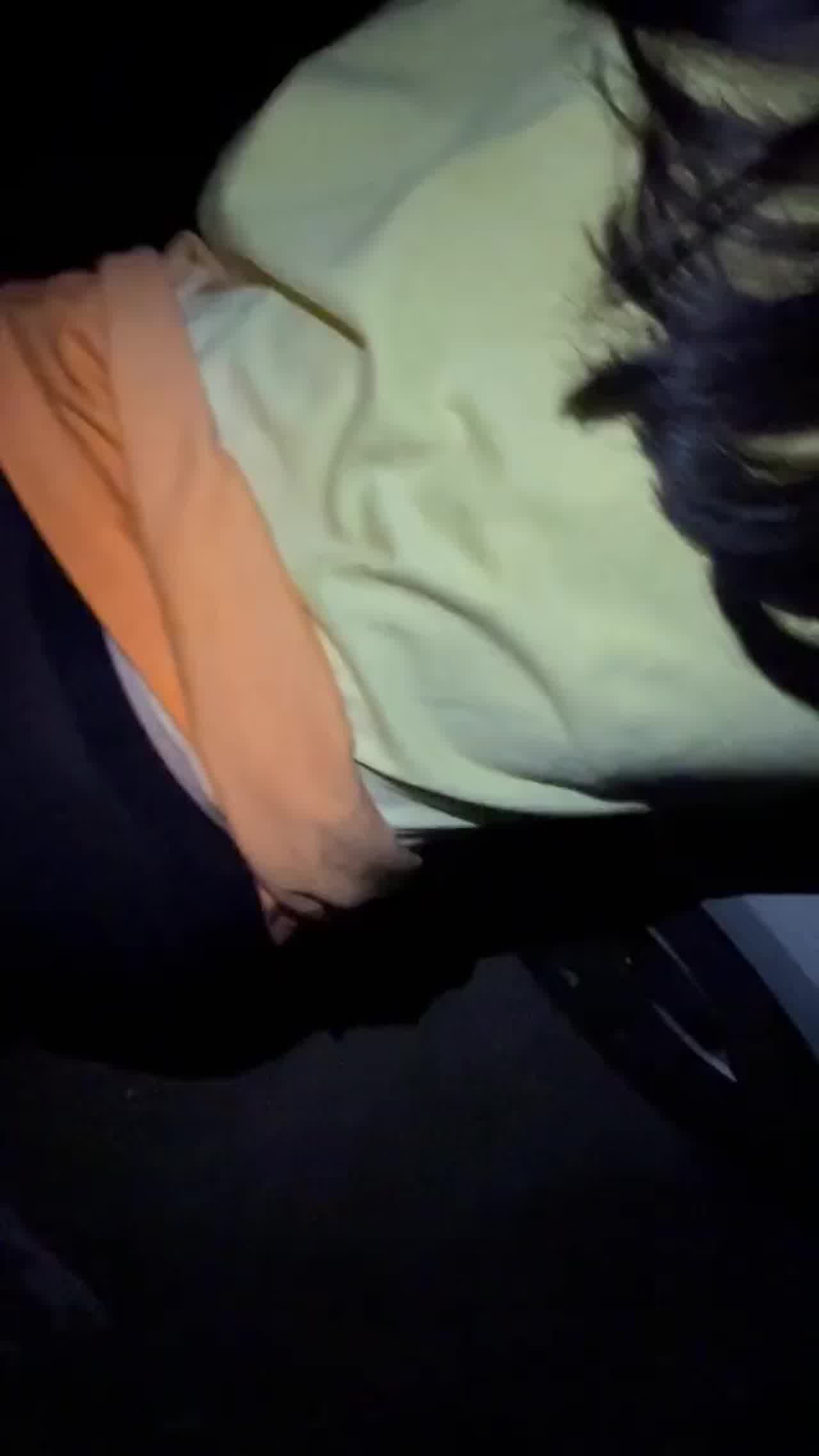  寻求刺激户外野炮啪啪 真不怕路人发现 的剧照10