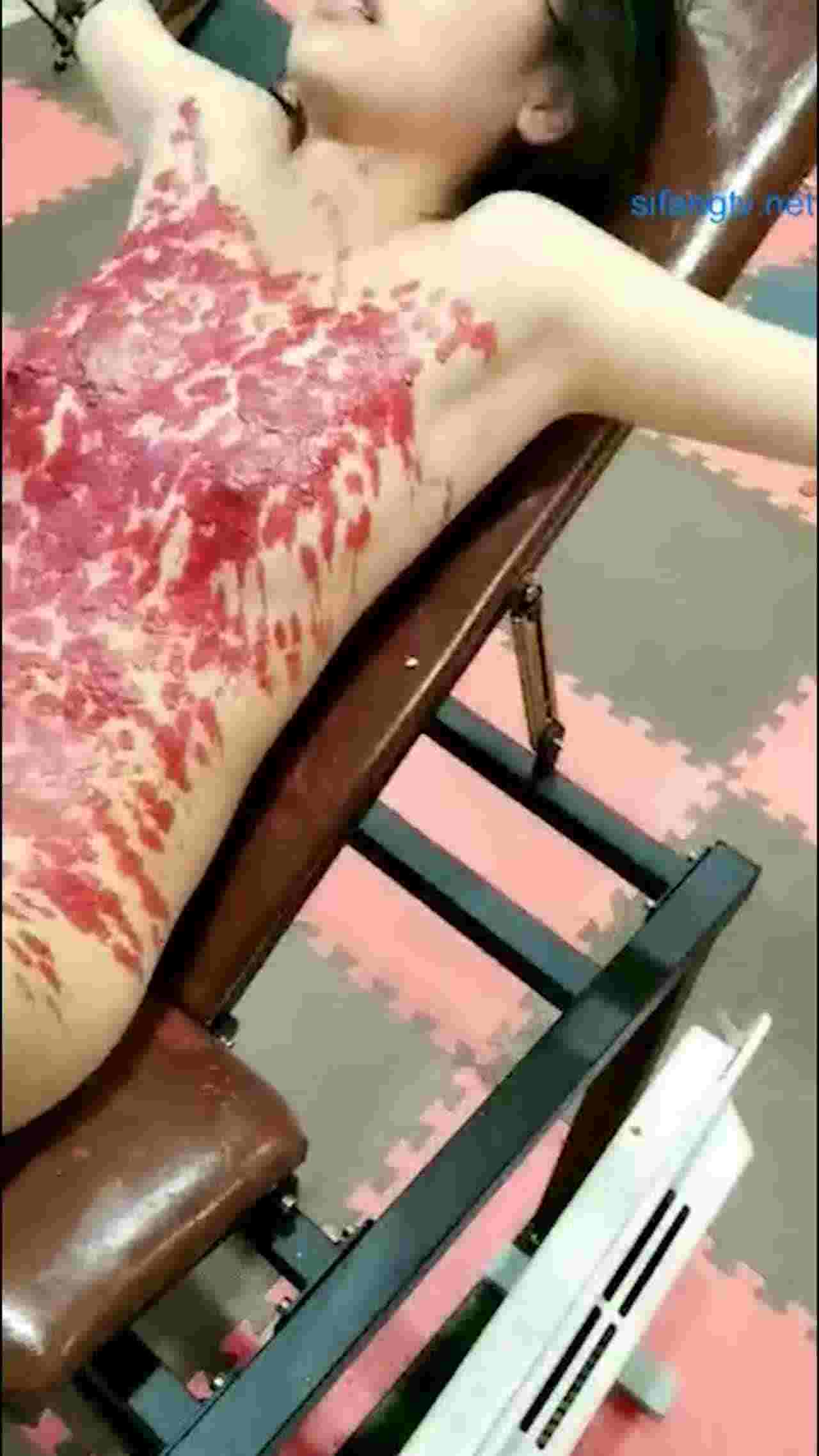  太刺激了滴蜡重口乖乖女看起来要哭出来 的剧照6