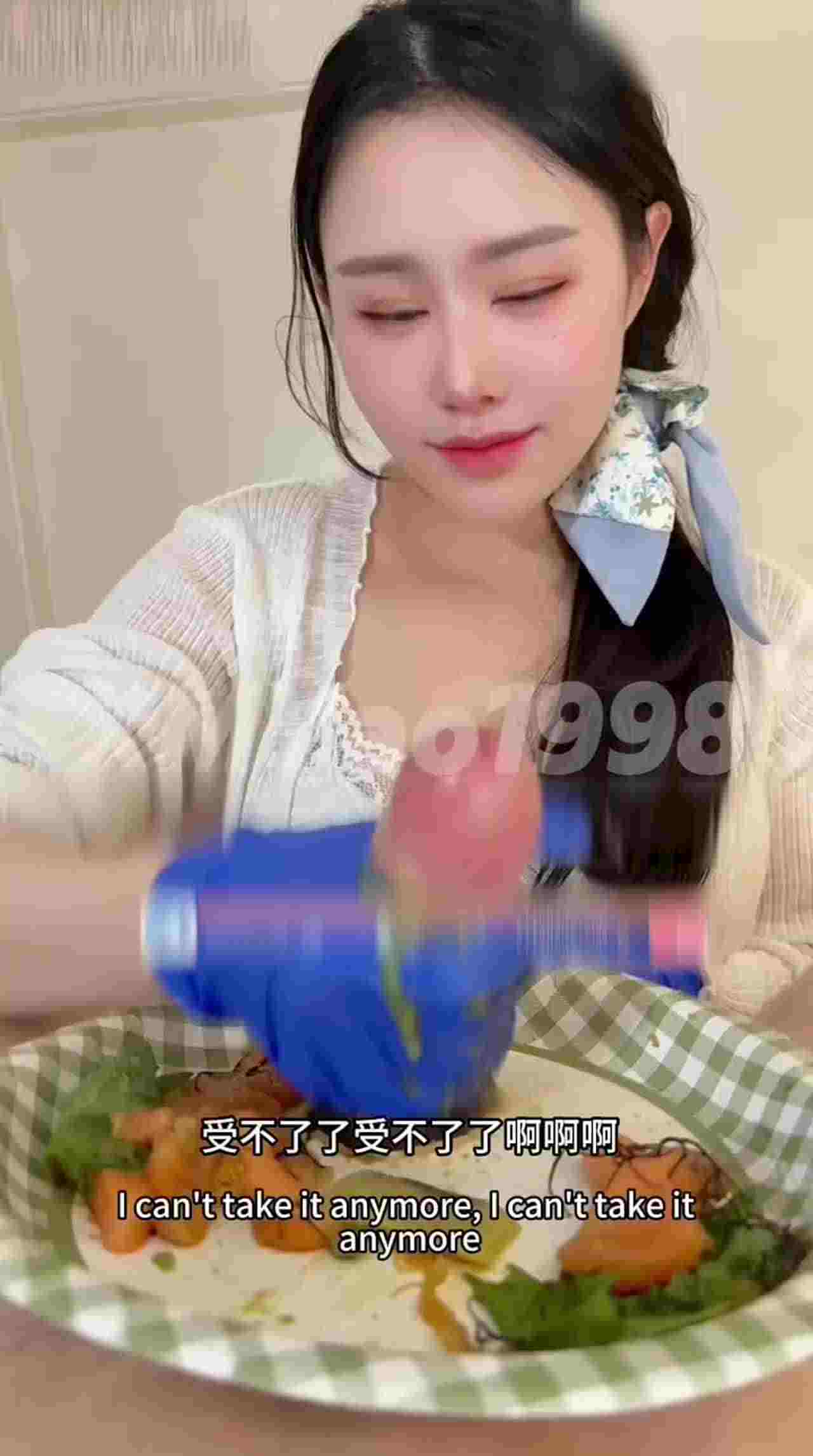  汐梦瑶 芥末鸡巴刺身＋精液寿司 把三文鱼均匀涂抹上芥末，左右各一片包裹着鸡巴 的剧照6