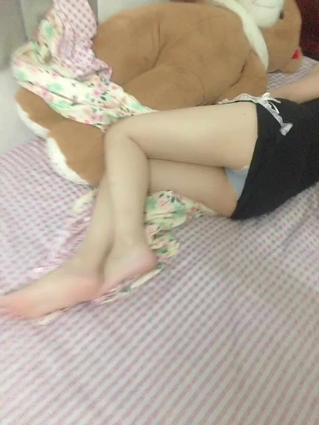  骚扰睡着的妹妹 的剧照5