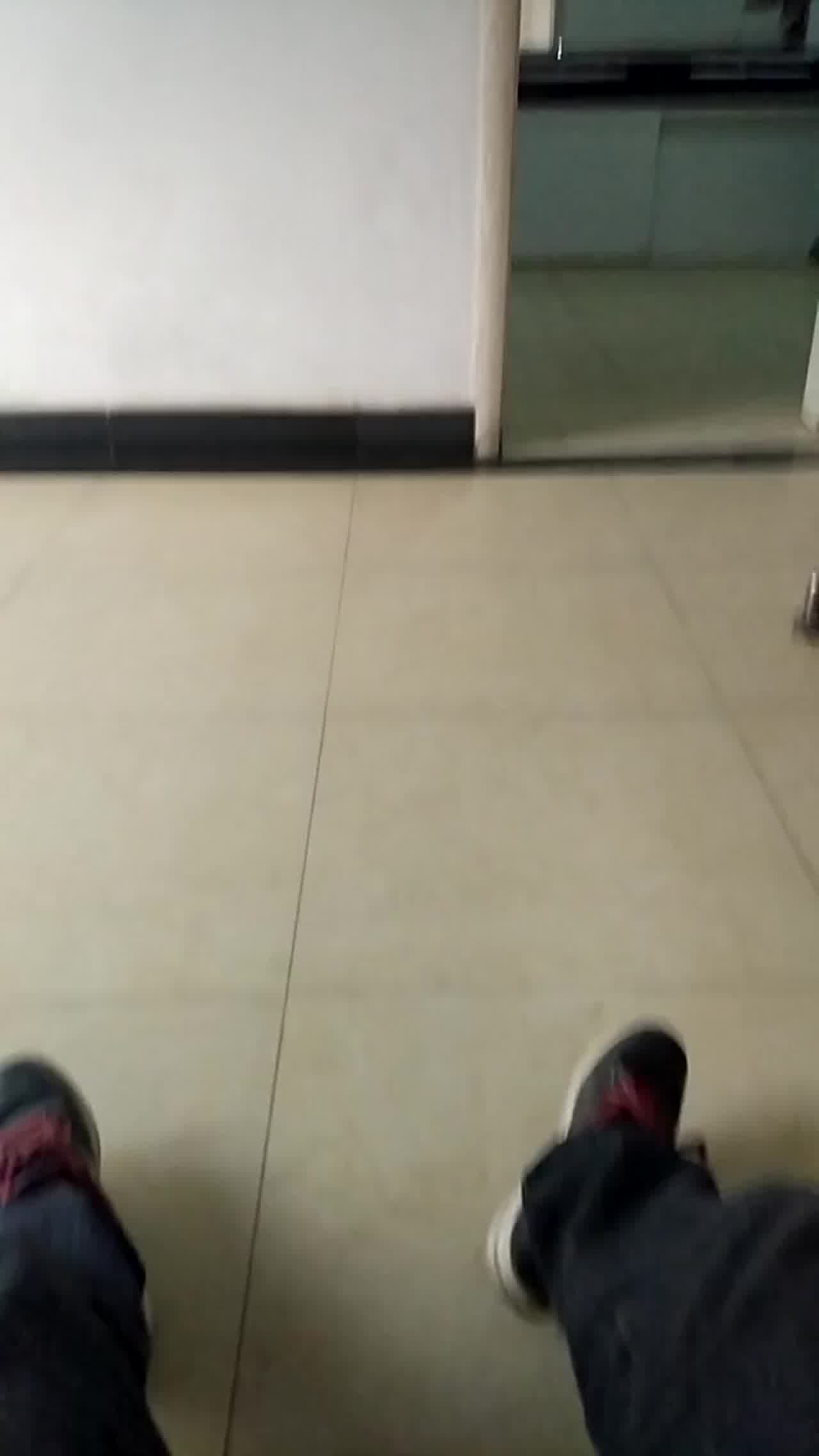  飞机侠对撸黑丝少妇，受不了胡乱射精洒满地 的剧照8