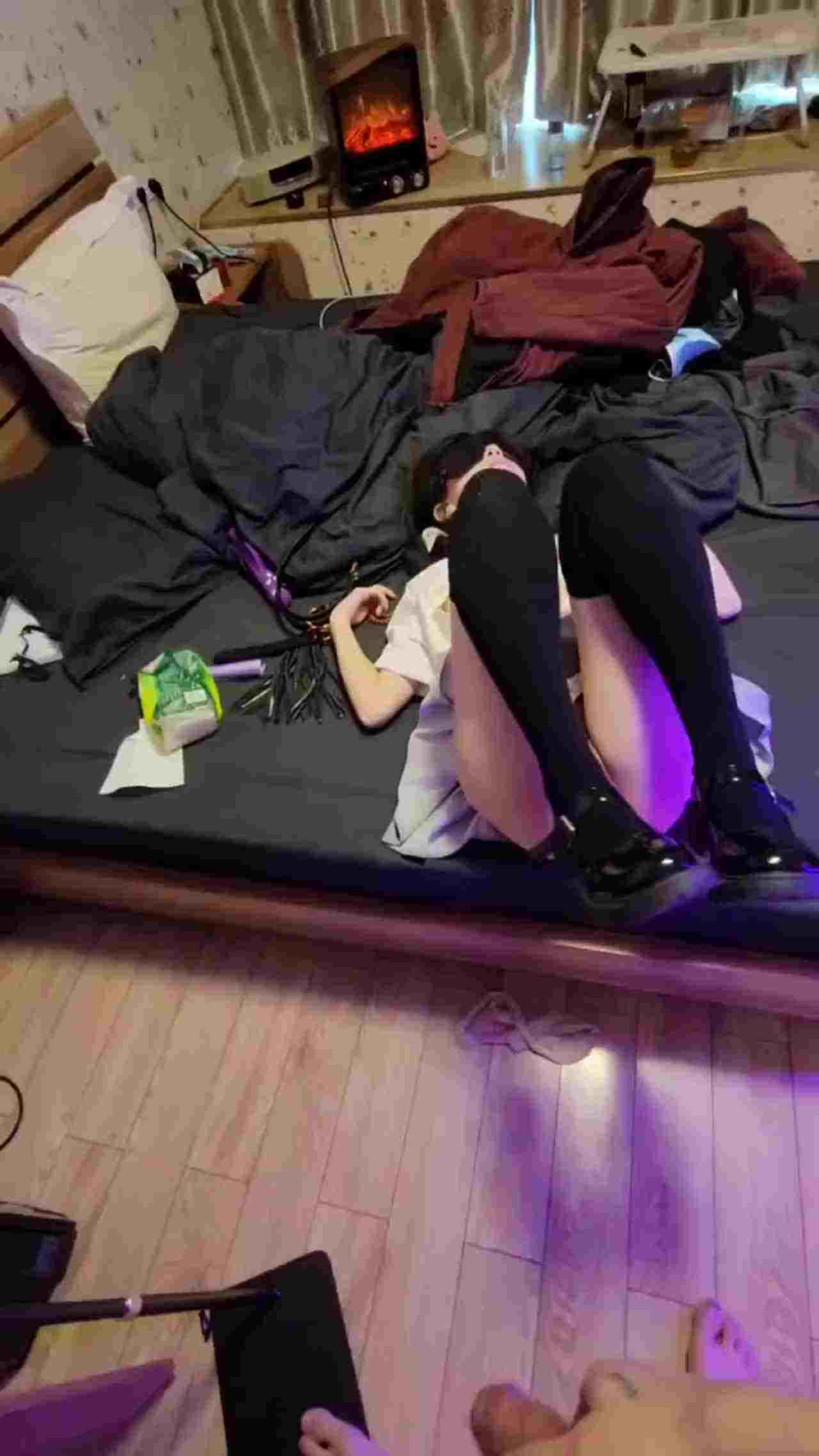  “爽~爸爸”对话淫荡，四眼PUA调教大神圈养高颜值极品超嫩妙龄美少女 2_x264 的剧照5