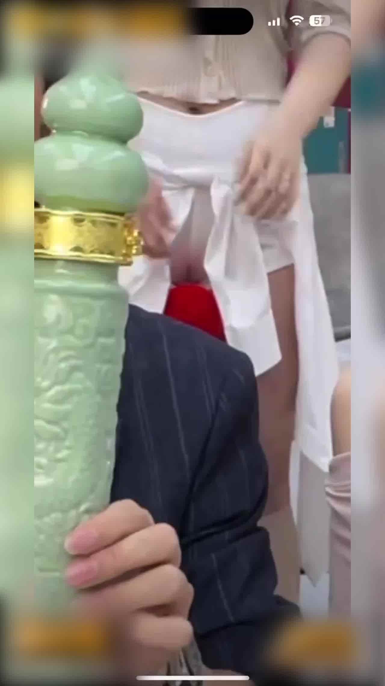  门事件 紧急告知家人们看直播时一定要学会善于发现亮点！因为这样总是能发现意想不到的美丽风景！ 的剧照4