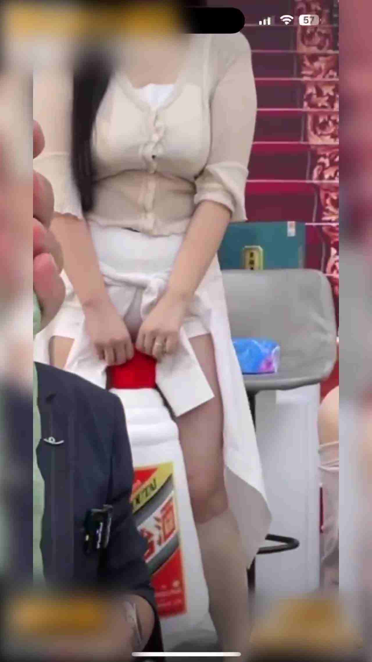  门事件 紧急告知家人们看直播时一定要学会善于发现亮点！因为这样总是能发现意想不到的美丽风景！ 的剧照8