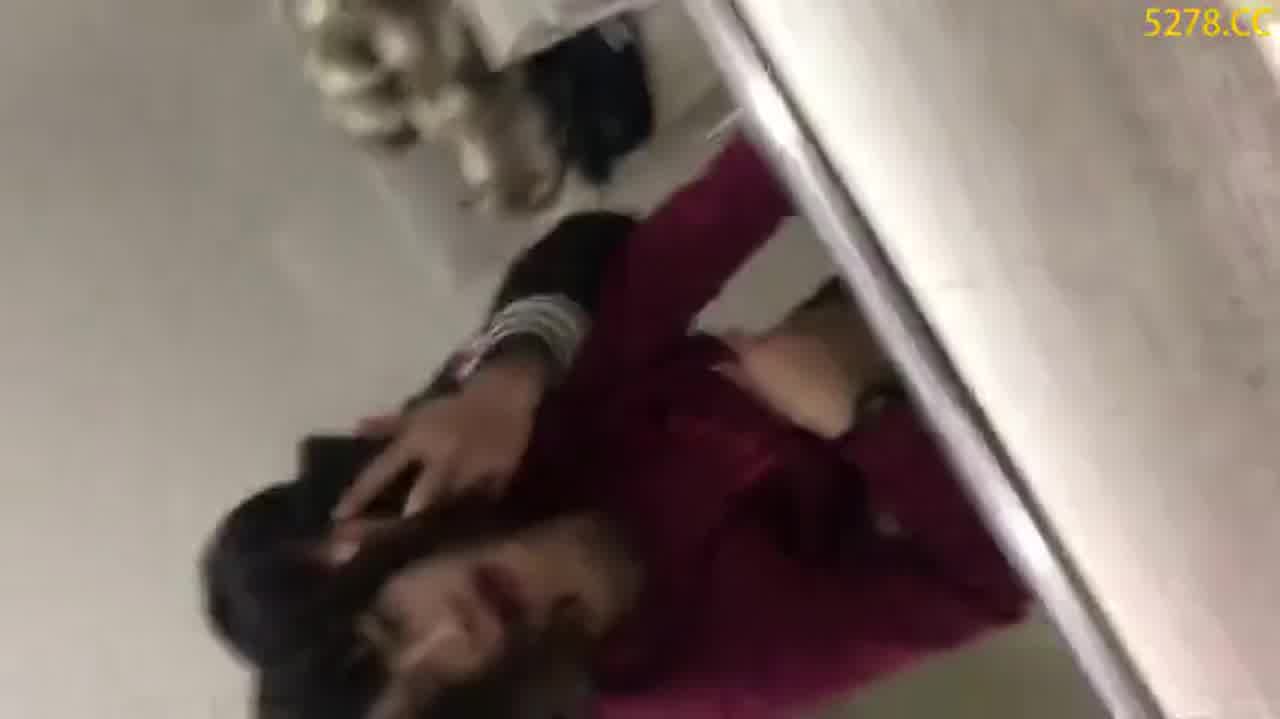  在女友单位库房偷偷做爱 穿着衣服抓着美乳猛操 的剧照10