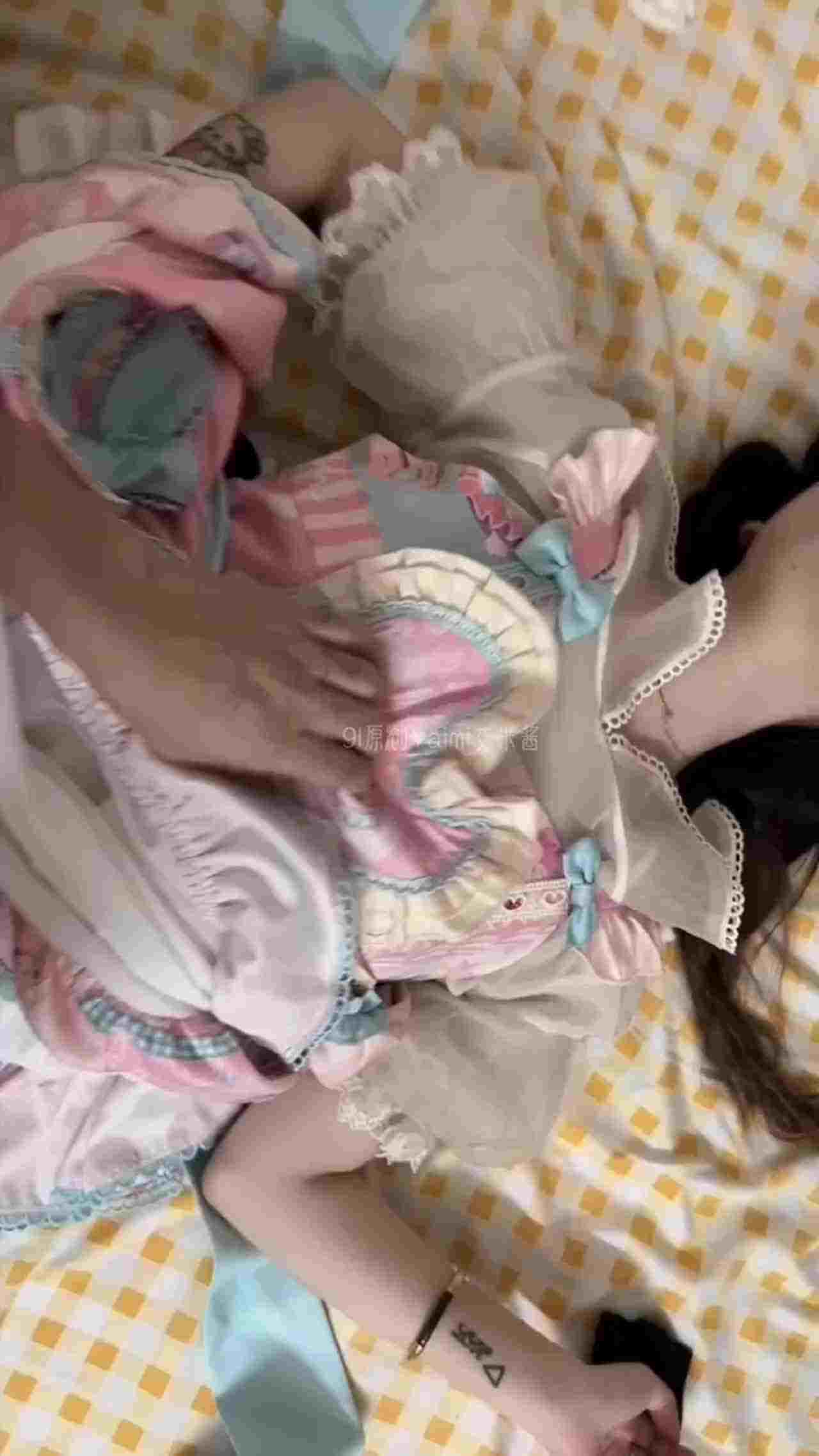  「艾米酱」被弟弟用狼牙套插的好爽4_4 的剧照2