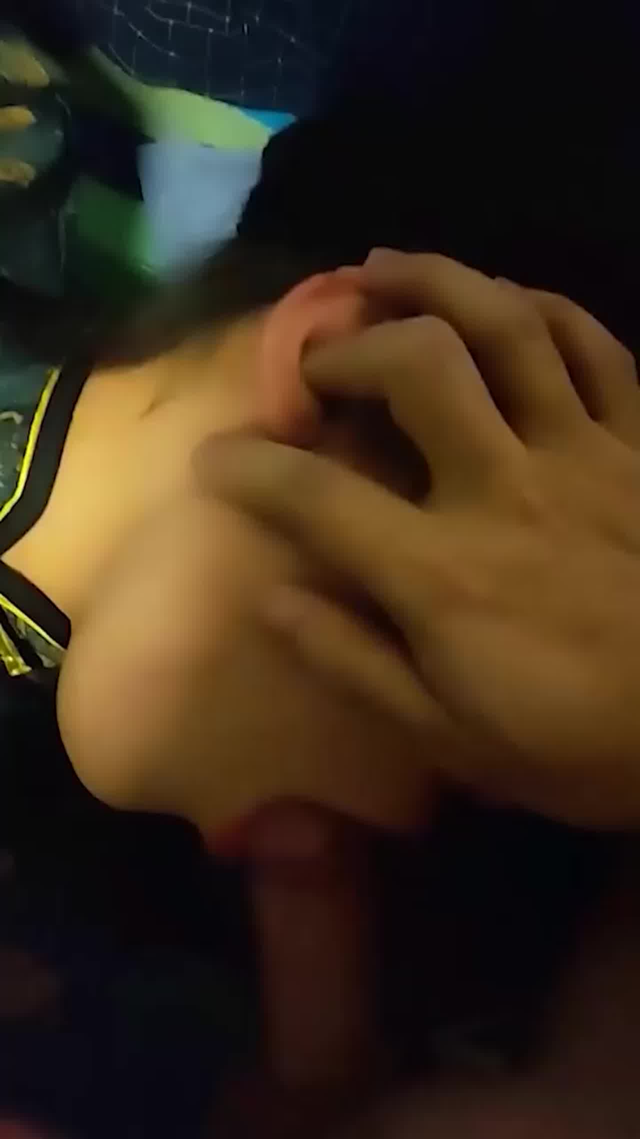  旗袍粉逼小阿姨，拜倒在小伙梆硬鸡巴下 的剧照8