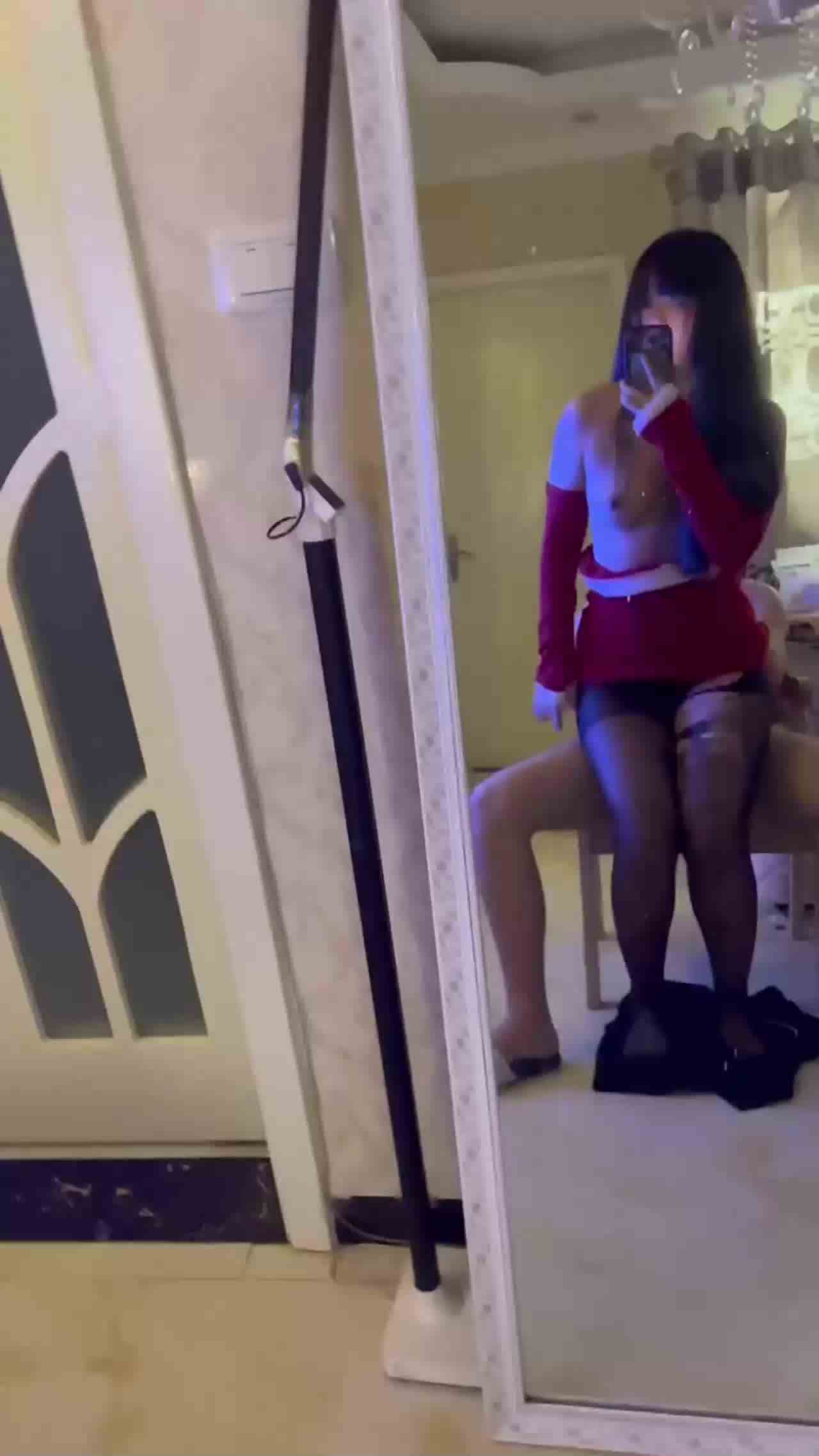  小情侣镜子面前女上位，叫声淫荡 的剧照6