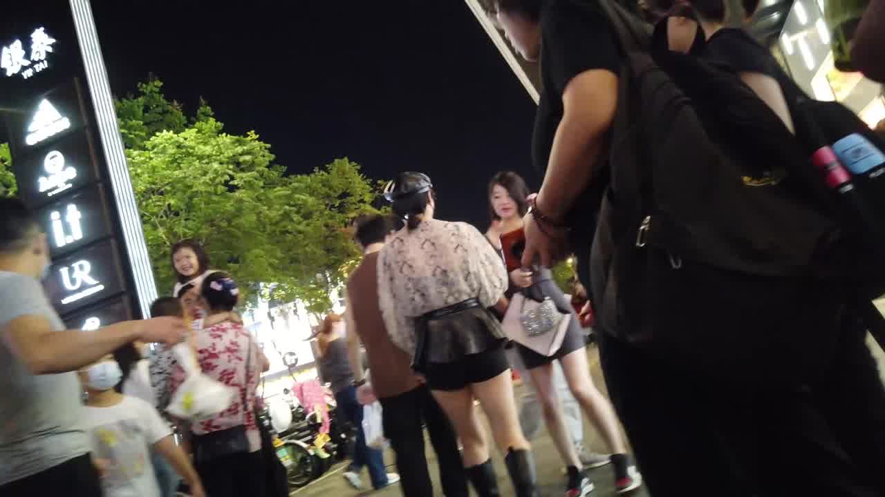  气质美女齐逼短裙蜂腰翘臀丁字裤 的剧照10