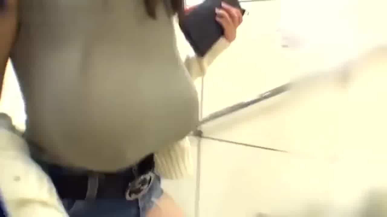  这奶子大到都快垂地了 的剧照8