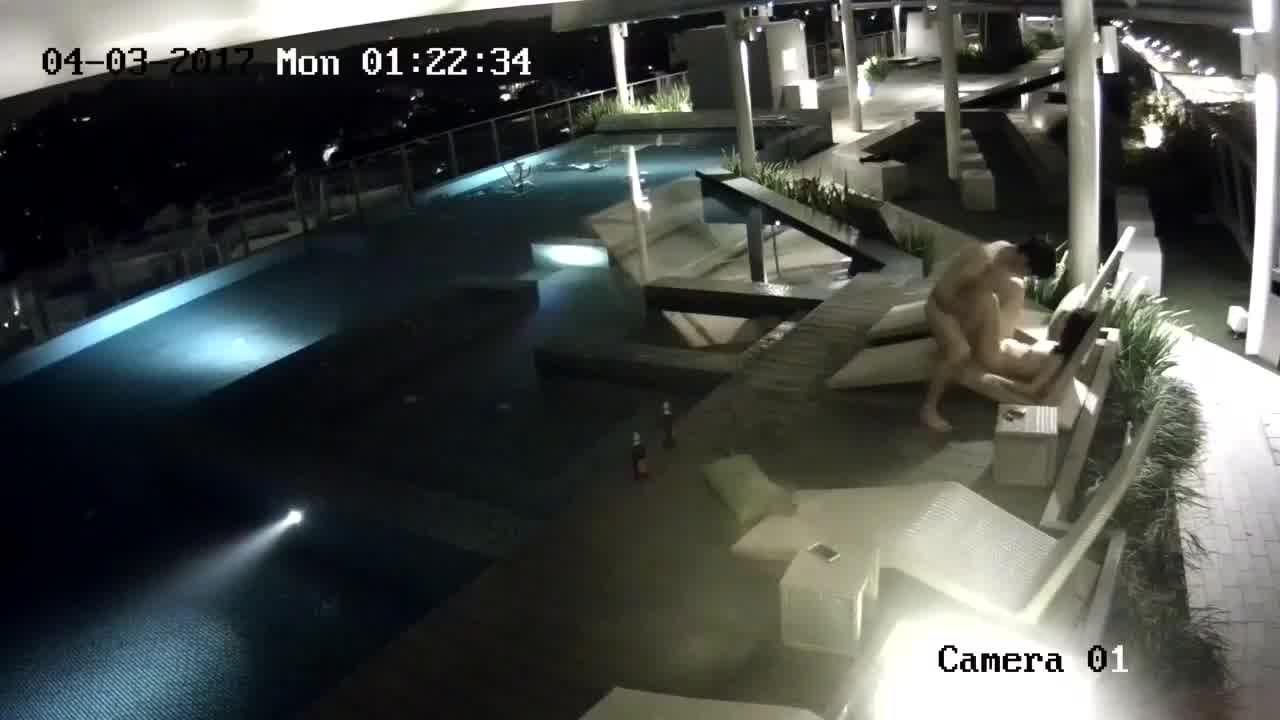  监控破解偷拍豪华度假村激情一刻 喝玩红酒水中缠绵 各种姿势连操好几炮 的剧照3