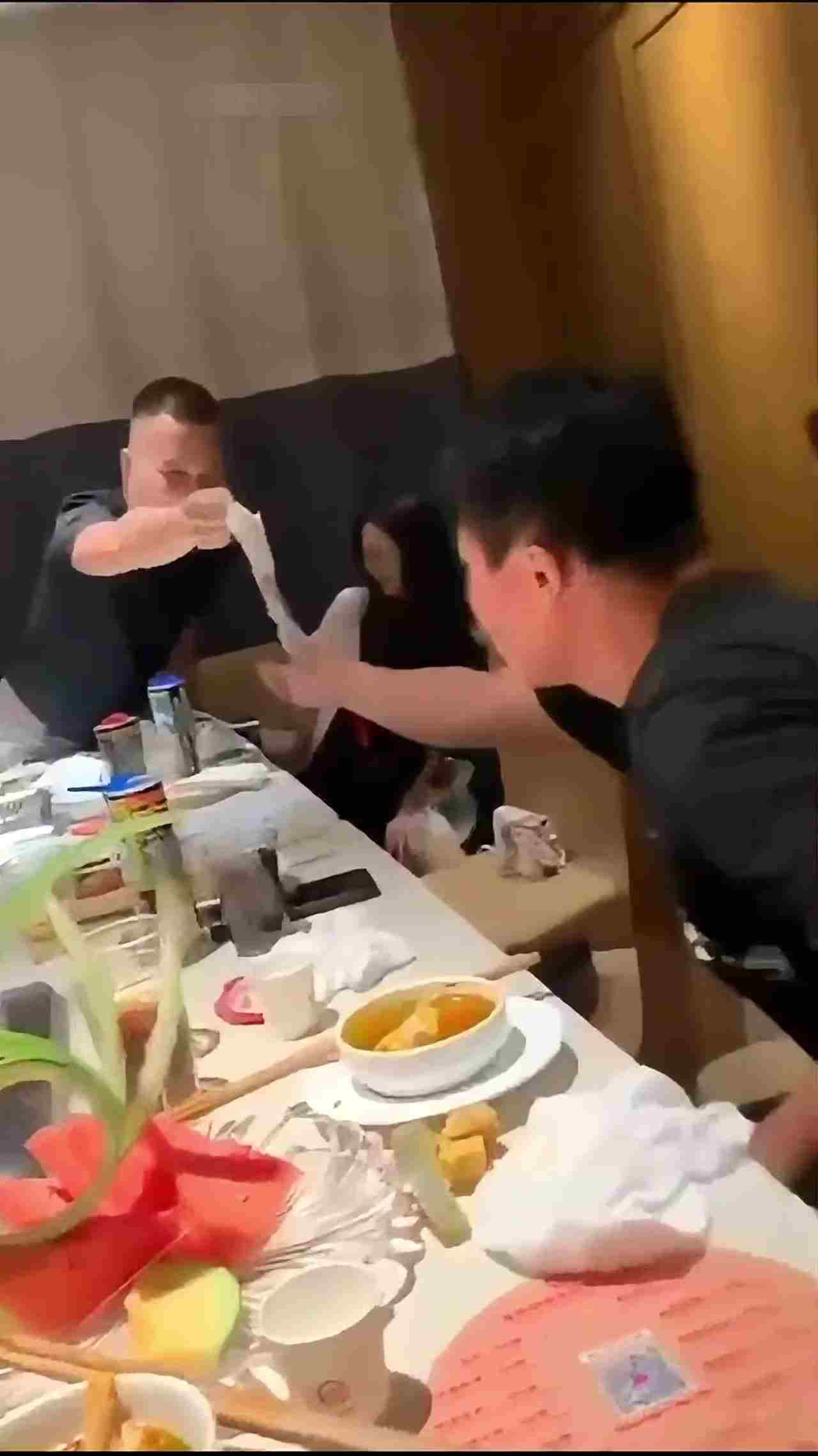  【稀有资源】盘点2023猎奇小视频精选！喷奶！喷水！边喂奶边打麻将，各种惊掉下巴的真实行为！ 的剧照6