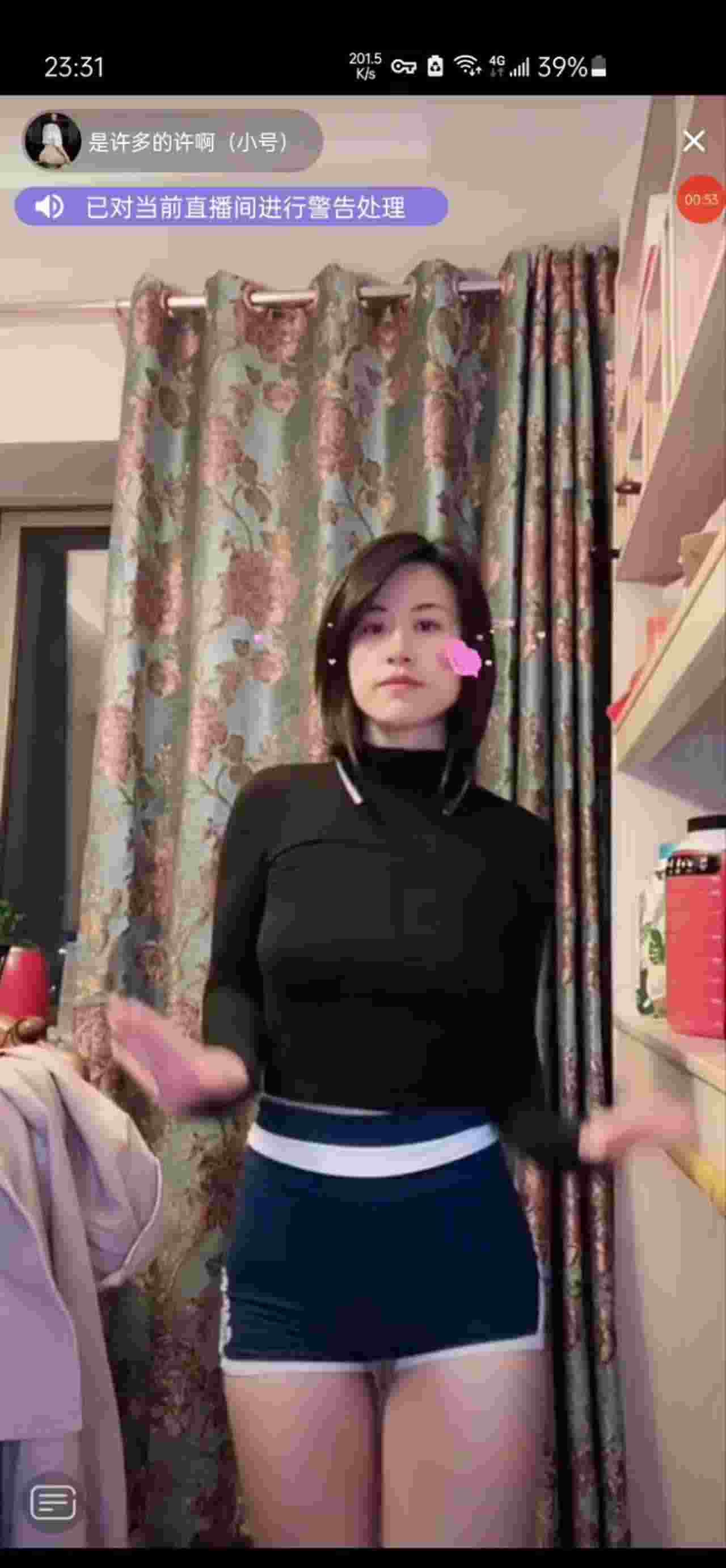  【抖音精选走光】有些是刻意为之，有些是不小心，学校课堂直播摘胸贴，还有抖音塞跳蛋直播，胆子真的太大了 的剧照4