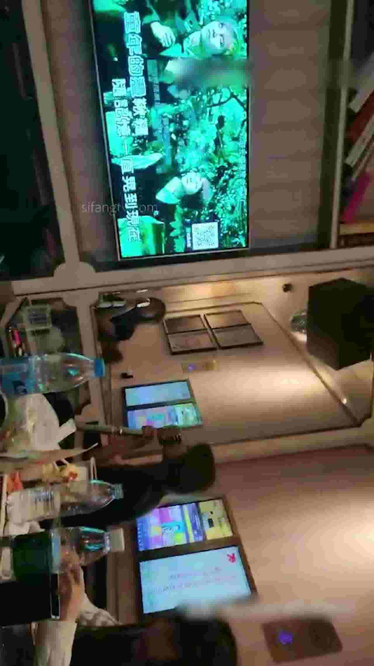  边唱歌边做爱一举两得又性奋和有趣 的剧照9