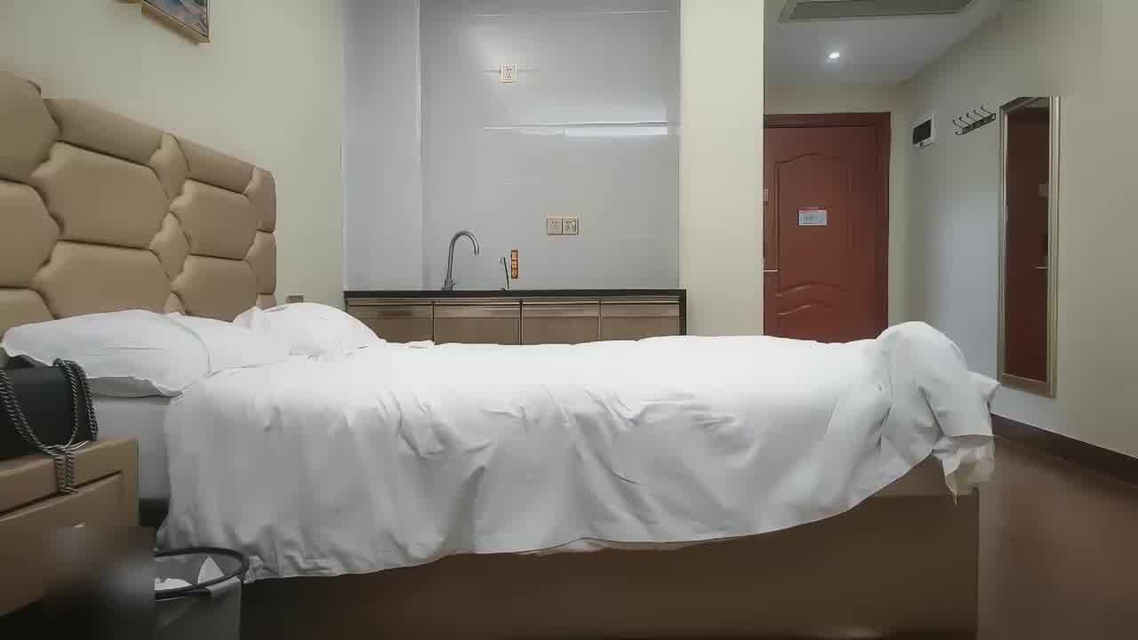  极品良家外围，被电话查岗，我男朋友不知道我做这个，床上骚话不断‘我要来了，射我骚逼里’操的不停抽搐！ 的剧照10