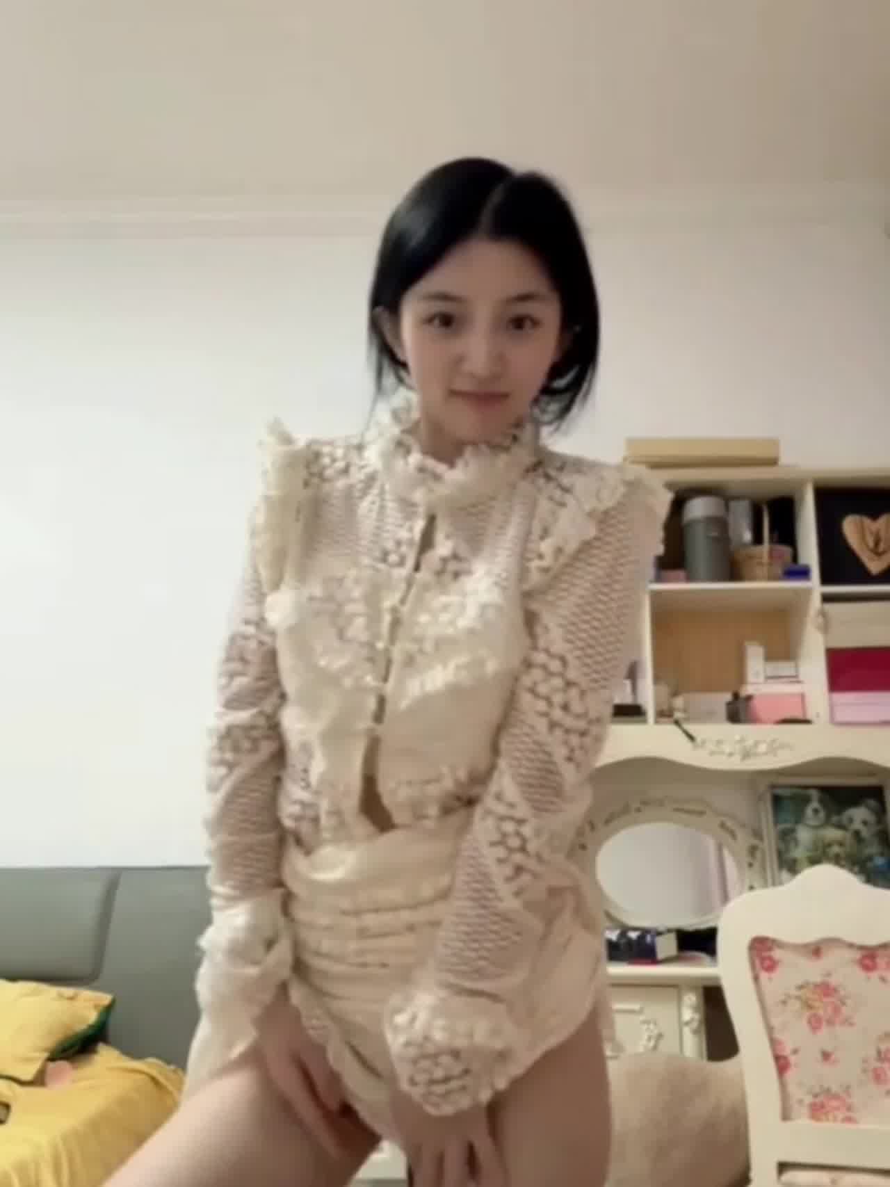  极品清纯大学生已玩到巨棒插穴才满足 的剧照7